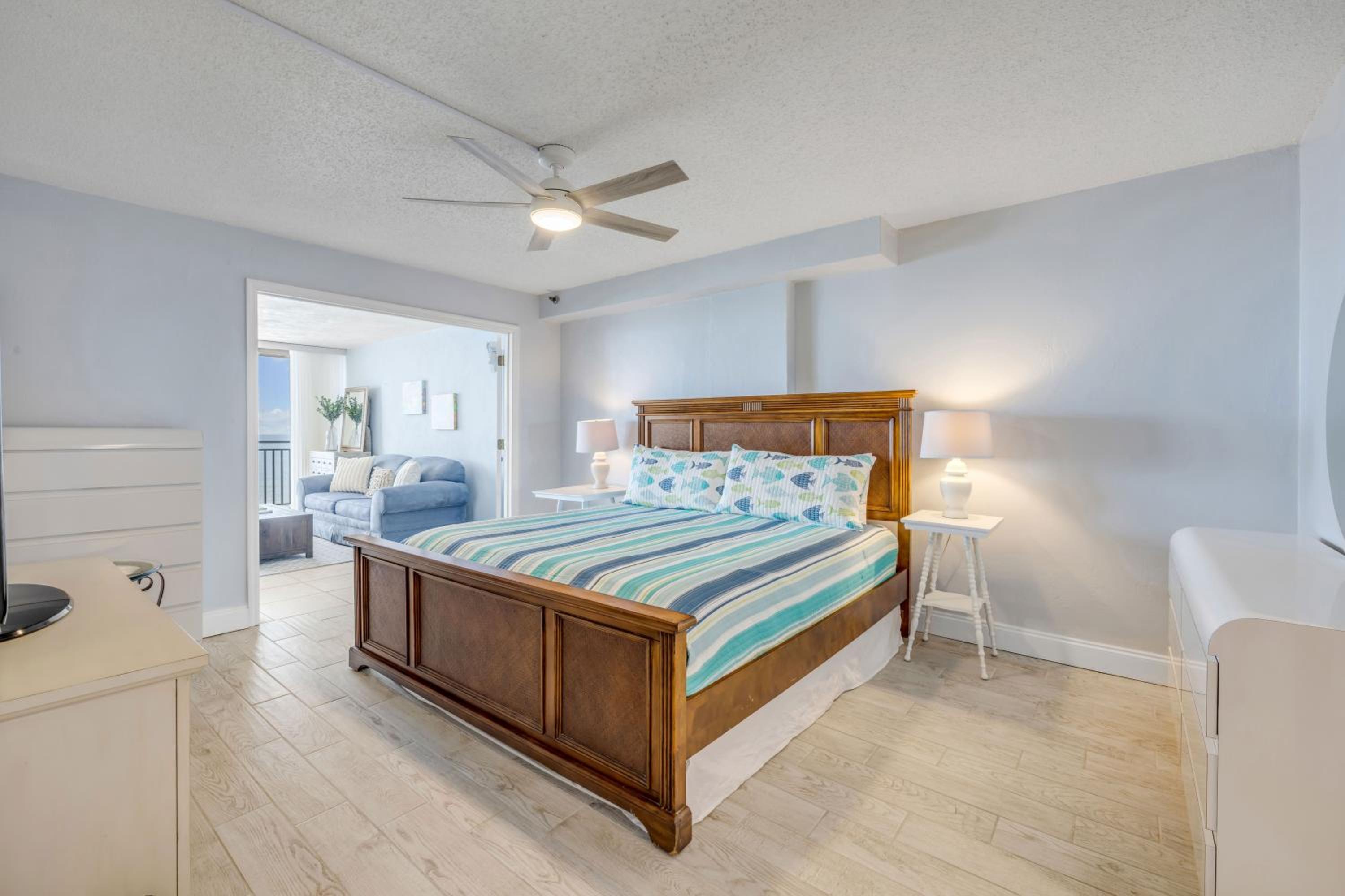 New Listing! Dog-friendly direct oceanfront with private balcony and heated rooftop pool