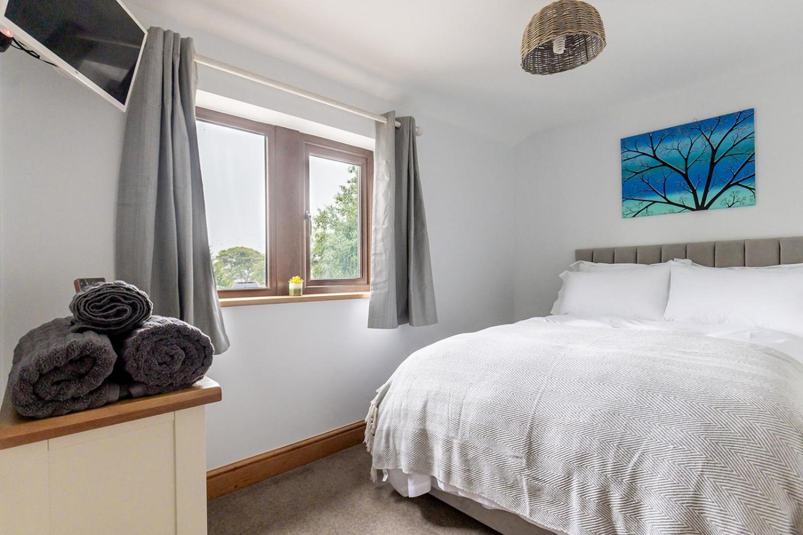 GARDEN FIELD COTTAGE - Spacious Holmbridge Home with Rolling Hill Views
