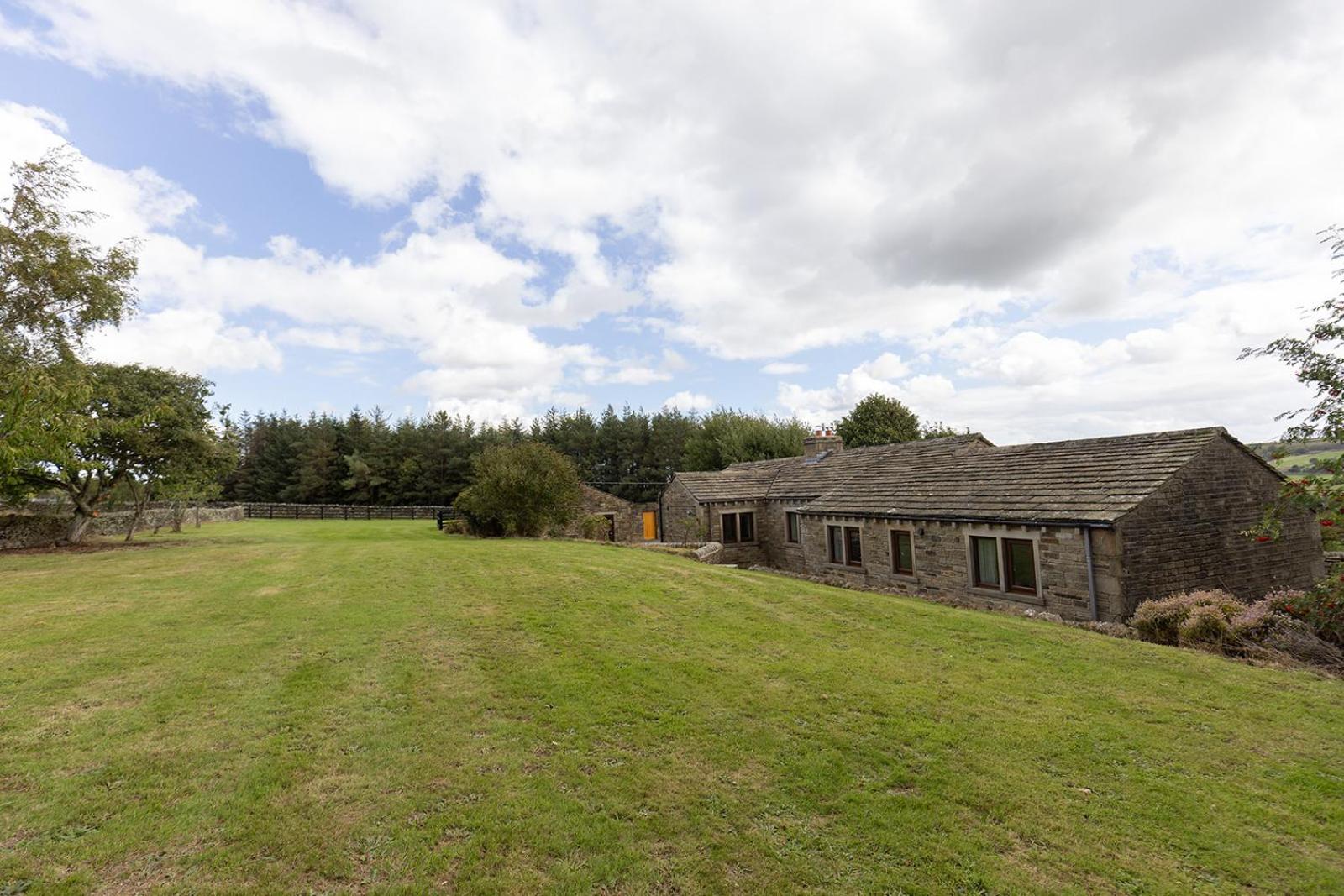 GARDEN FIELD COTTAGE - Spacious Holmbridge Home with Rolling Hill Views