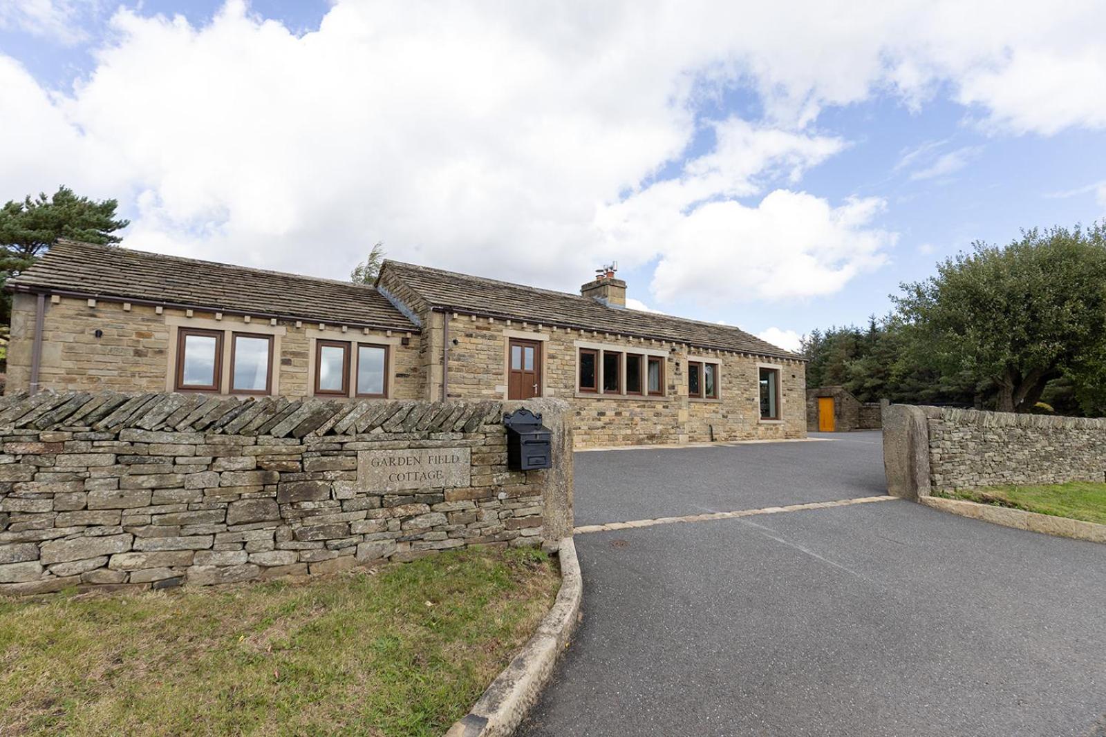 GARDEN FIELD COTTAGE - Spacious Holmbridge Home with Rolling Hill Views