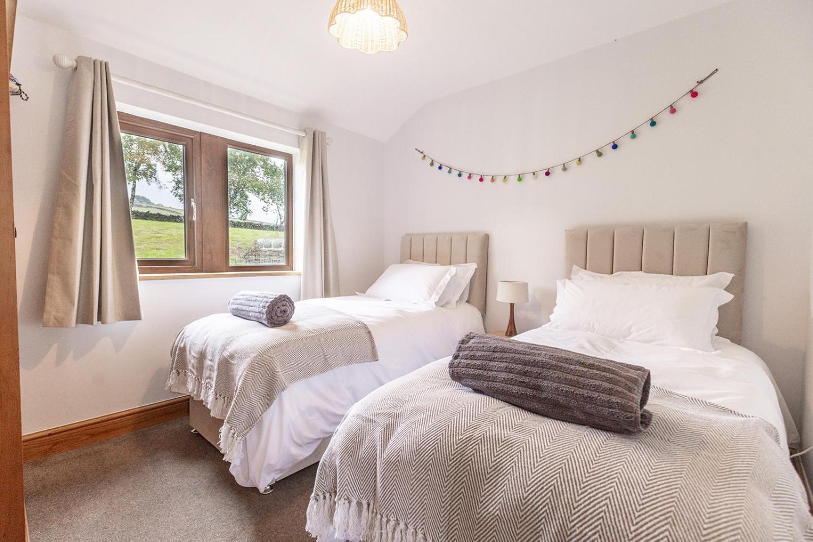 GARDEN FIELD COTTAGE - Spacious Holmbridge Home with Rolling Hill Views