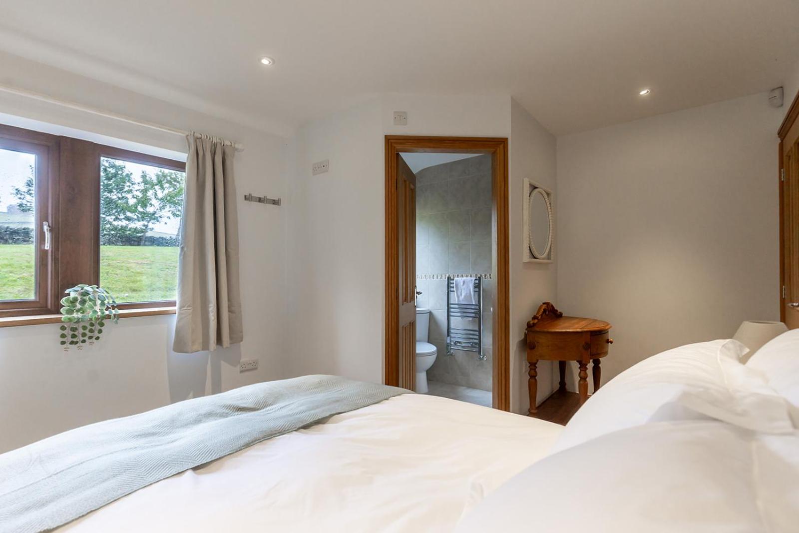 GARDEN FIELD COTTAGE - Spacious Holmbridge Home with Rolling Hill Views