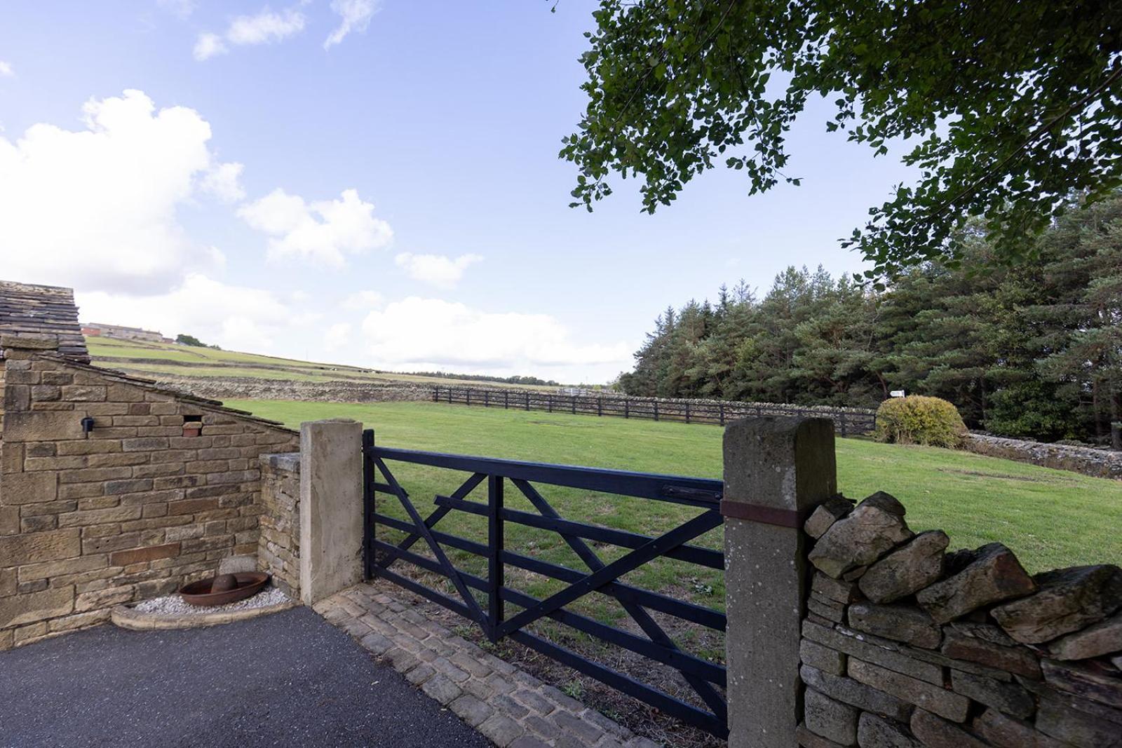 GARDEN FIELD COTTAGE - Spacious Holmbridge Home with Rolling Hill Views