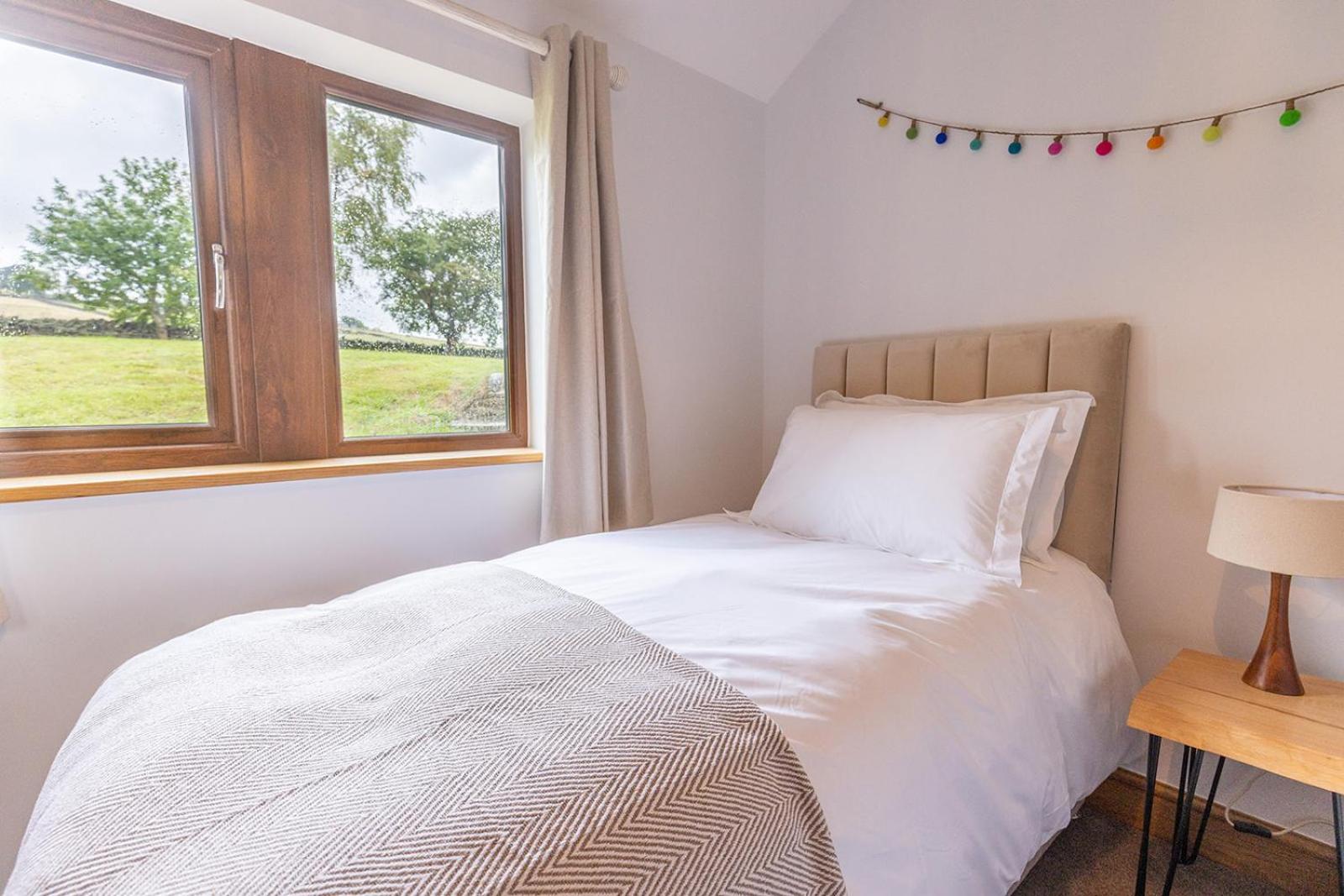 GARDEN FIELD COTTAGE - Spacious Holmbridge Home with Rolling Hill Views