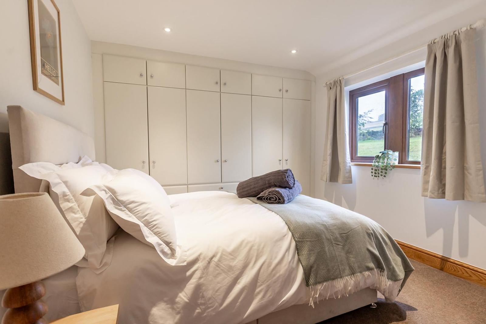 GARDEN FIELD COTTAGE - Spacious Holmbridge Home with Rolling Hill Views