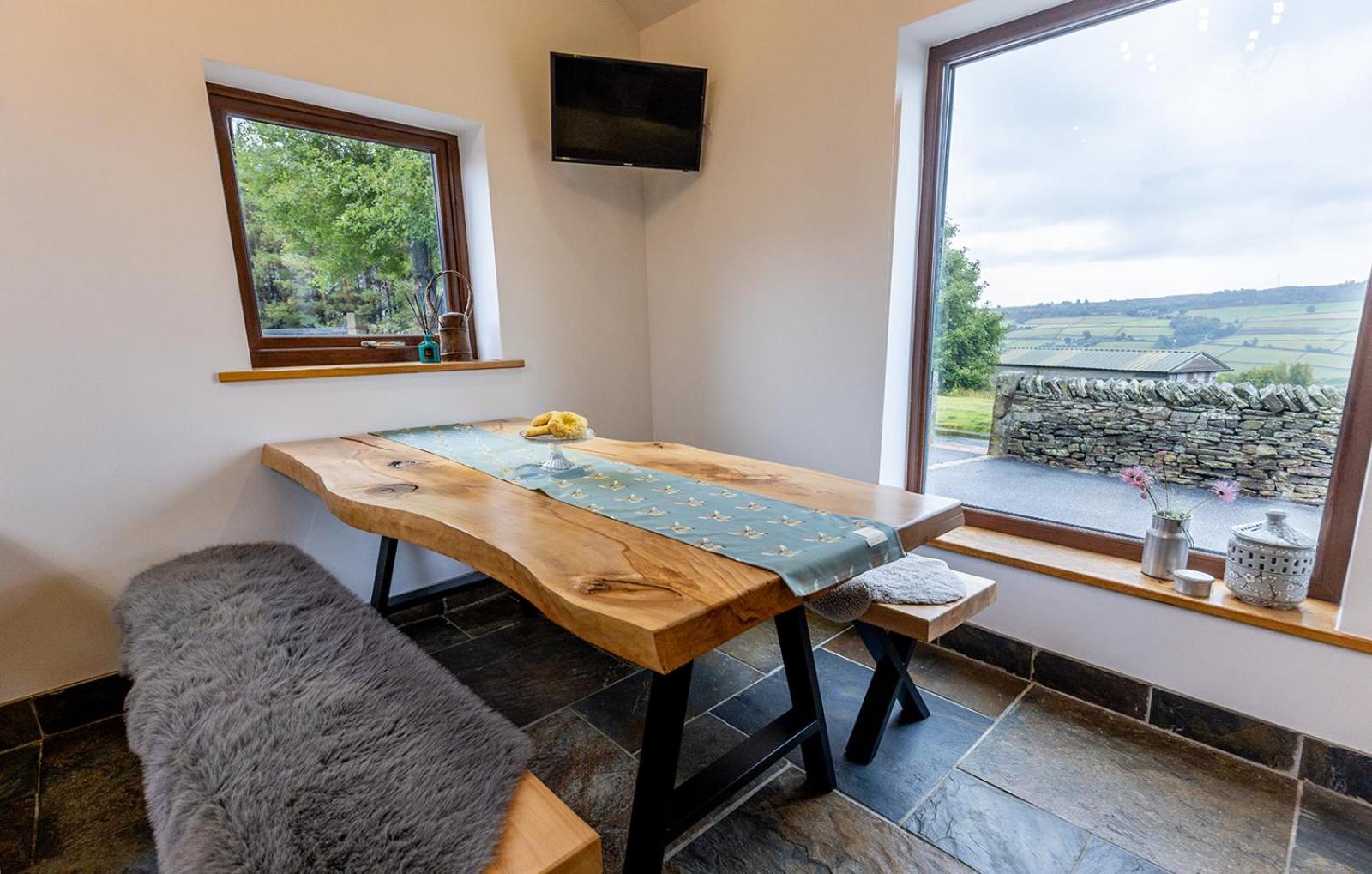 GARDEN FIELD COTTAGE - Spacious Holmbridge Home with Rolling Hill Views