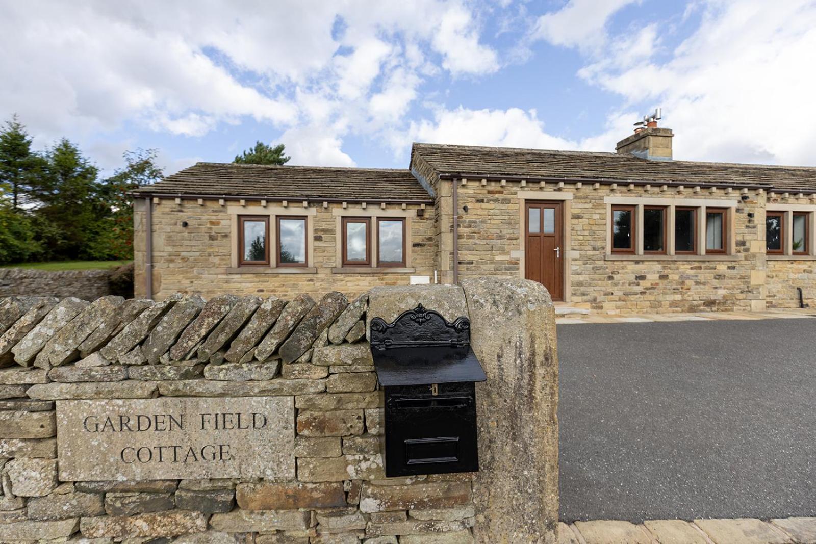 GARDEN FIELD COTTAGE - Spacious Holmbridge Home with Rolling Hill Views