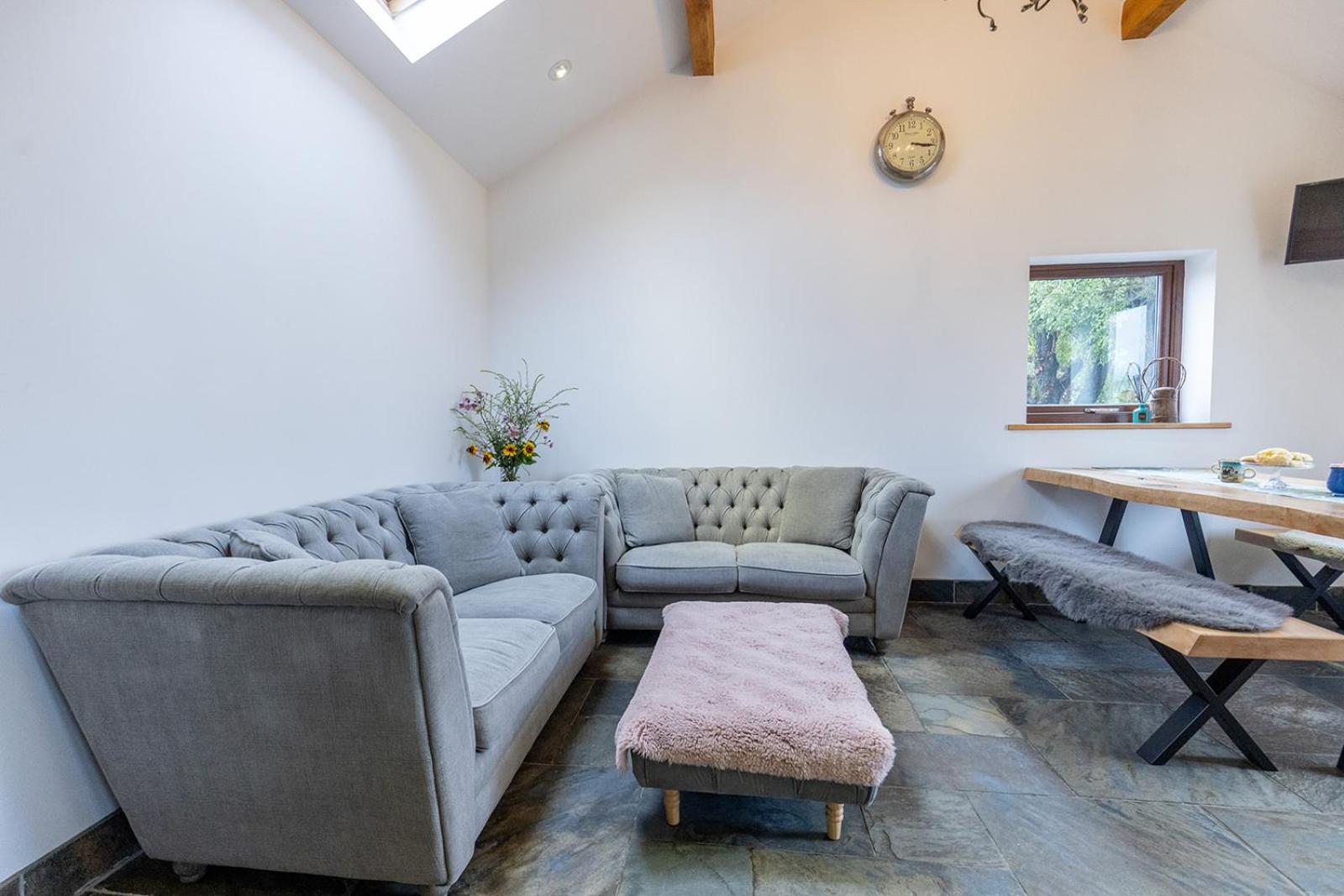 GARDEN FIELD COTTAGE - Spacious Holmbridge Home with Rolling Hill Views