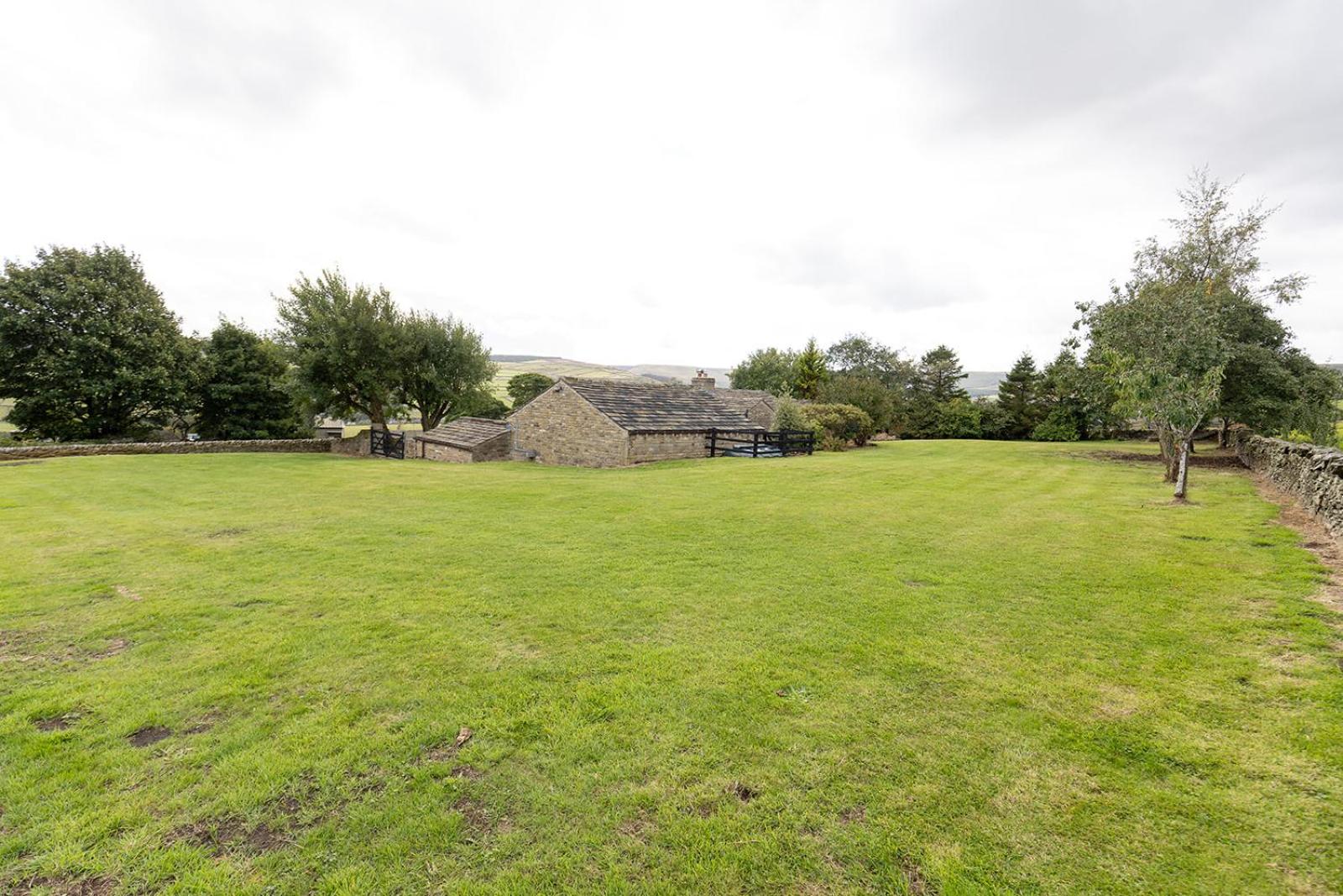 GARDEN FIELD COTTAGE - Spacious Holmbridge Home with Rolling Hill Views