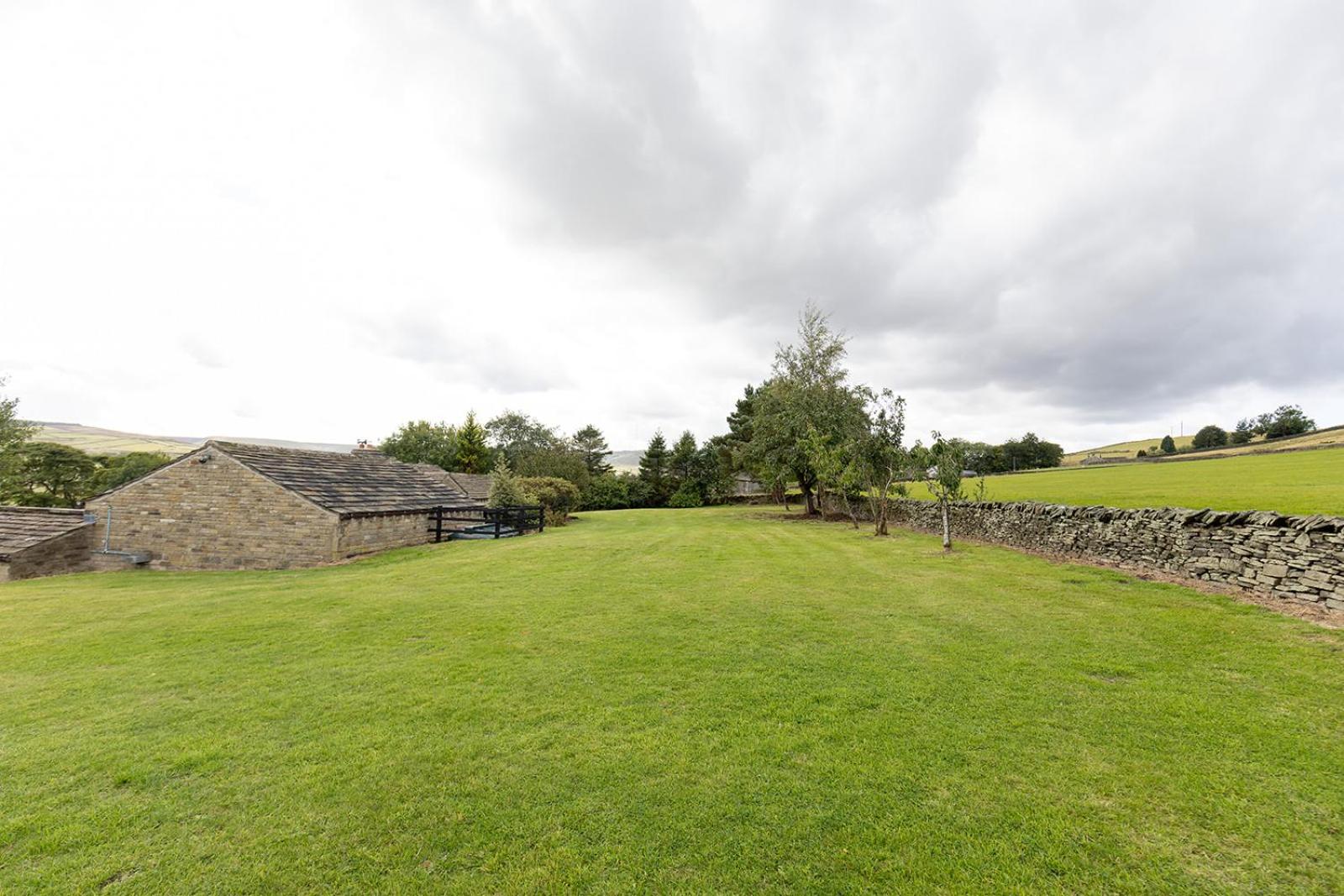 GARDEN FIELD COTTAGE - Spacious Holmbridge Home with Rolling Hill Views