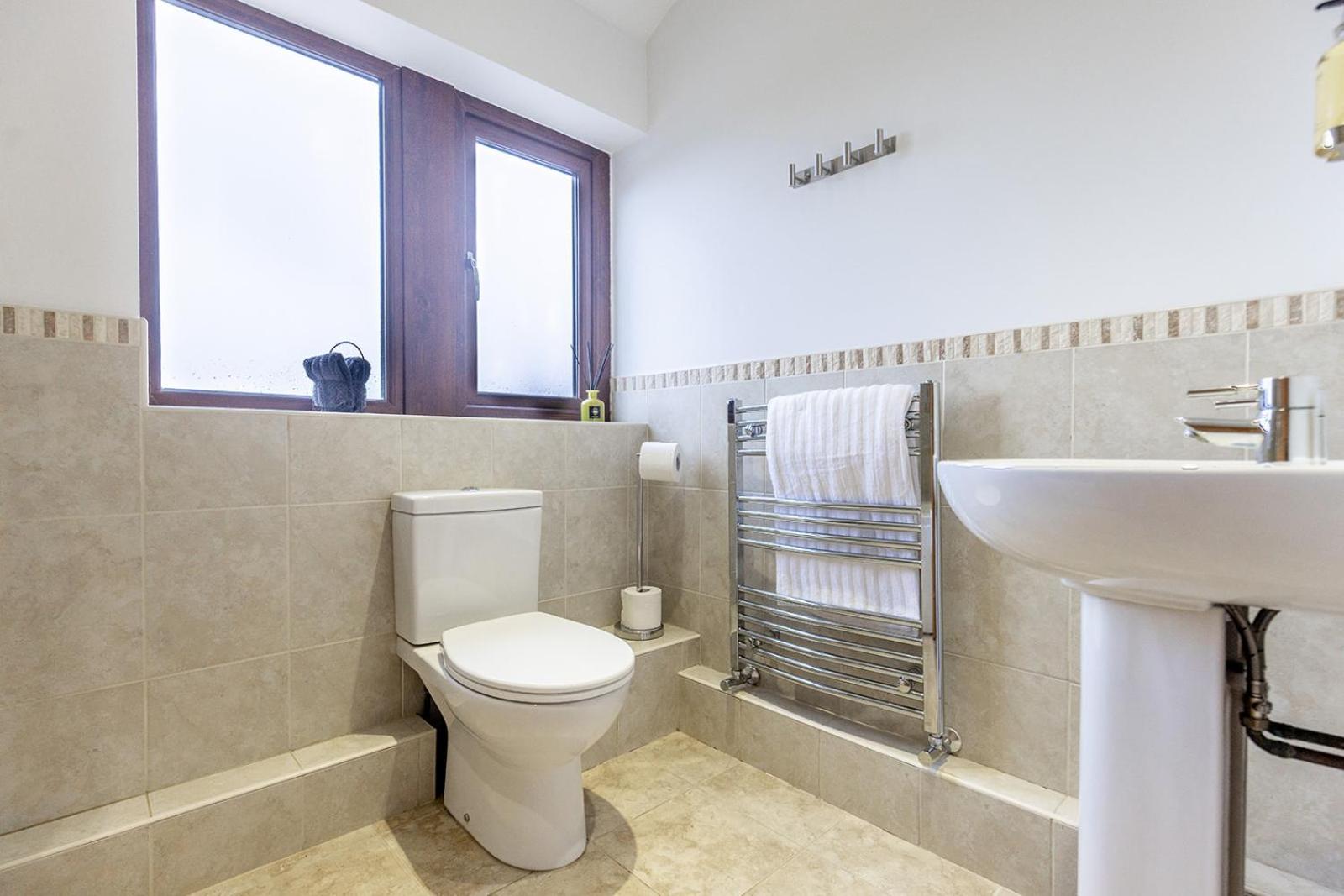 GARDEN FIELD COTTAGE - Spacious Holmbridge Home with Rolling Hill Views