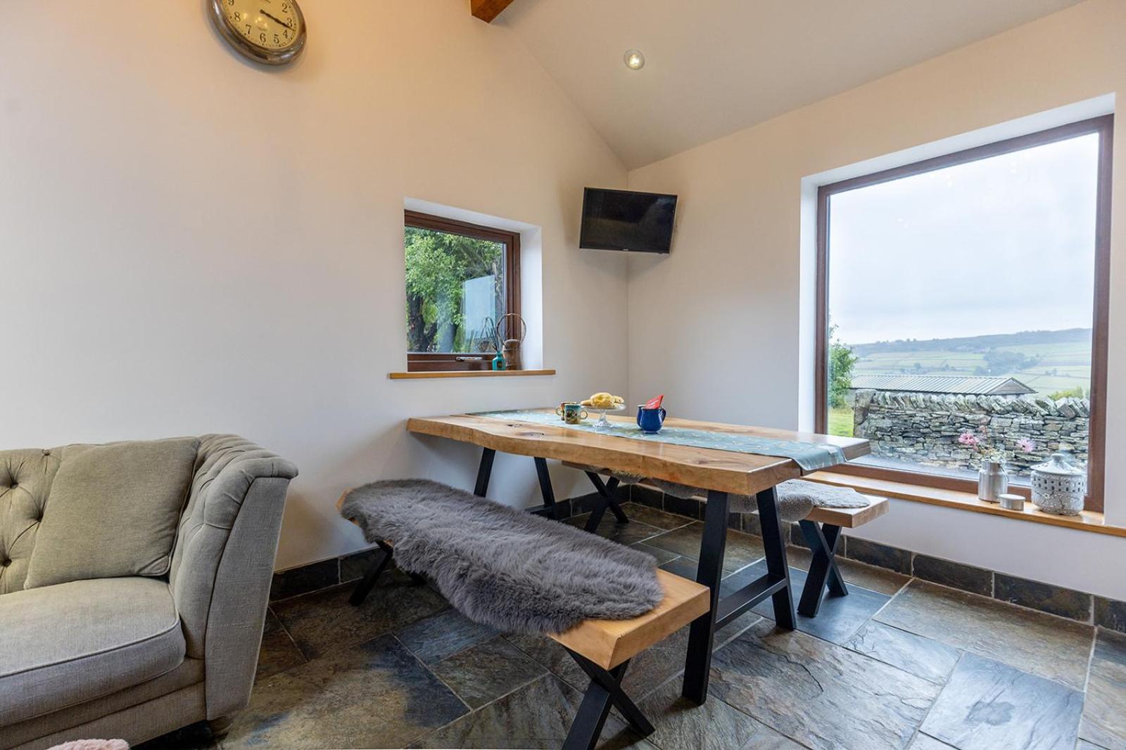 GARDEN FIELD COTTAGE - Spacious Holmbridge Home with Rolling Hill Views