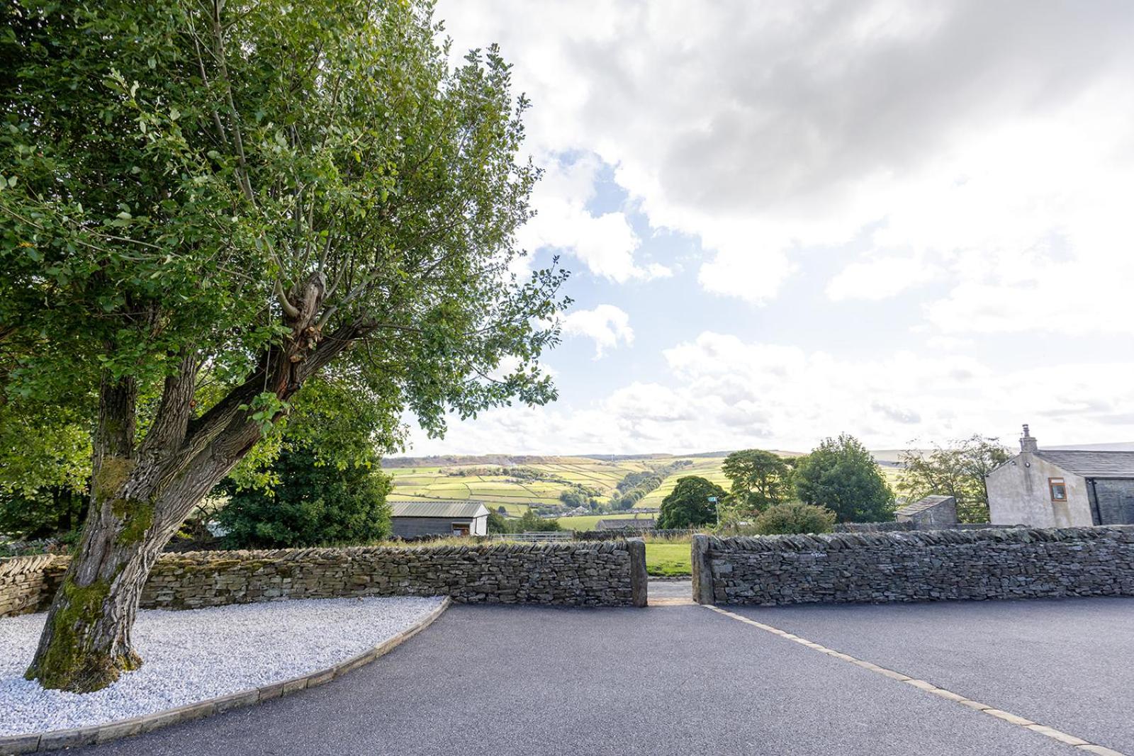GARDEN FIELD COTTAGE - Spacious Holmbridge Home with Rolling Hill Views