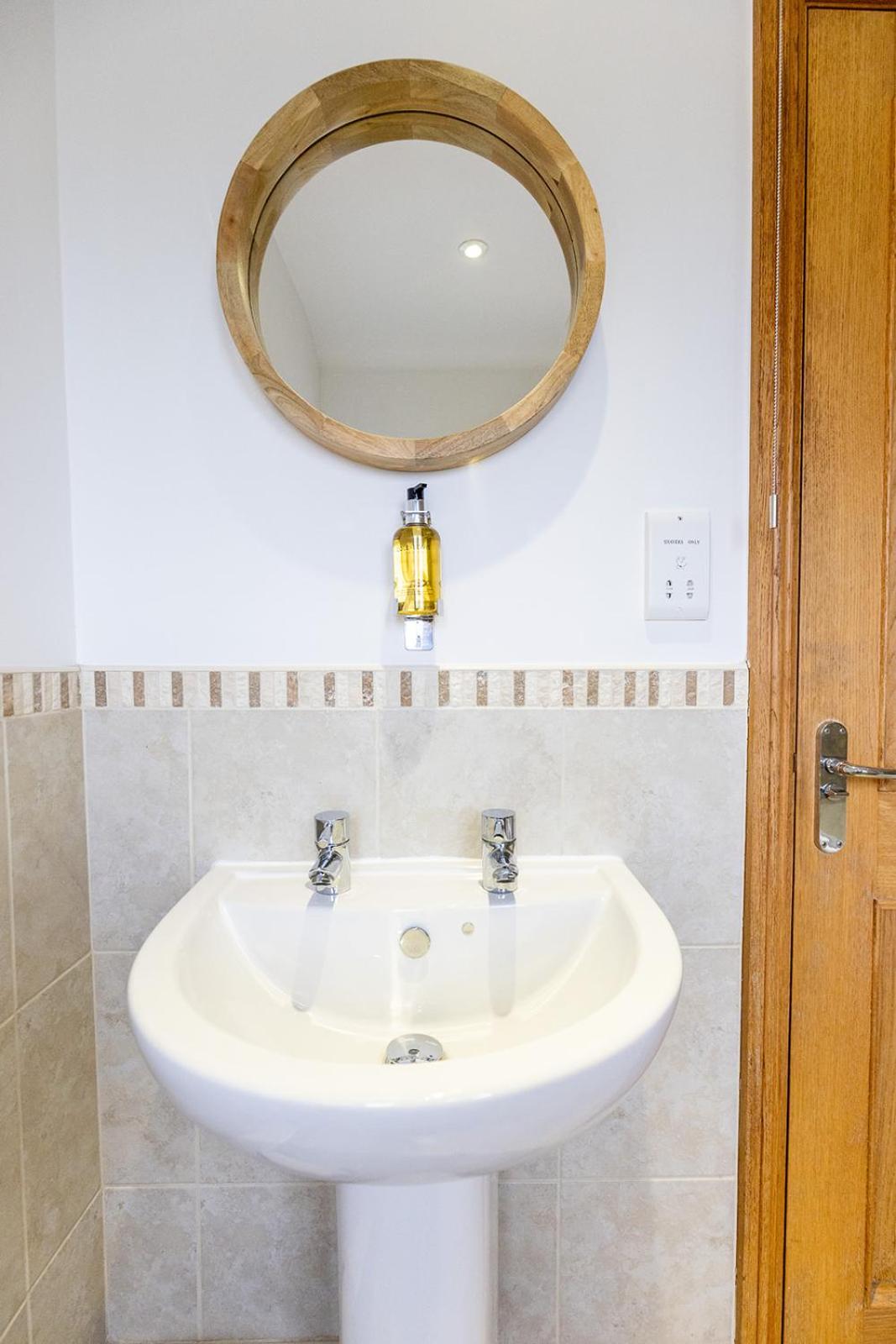 GARDEN FIELD COTTAGE - Spacious Holmbridge Home with Rolling Hill Views