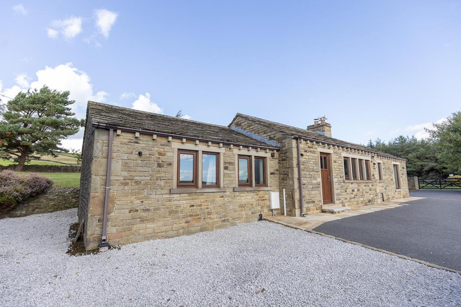 GARDEN FIELD COTTAGE - Spacious Holmbridge Home with Rolling Hill Views