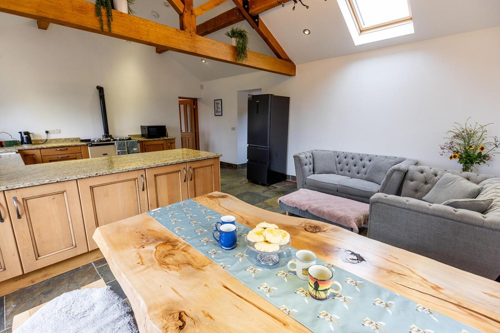 GARDEN FIELD COTTAGE - Spacious Holmbridge Home with Rolling Hill Views
