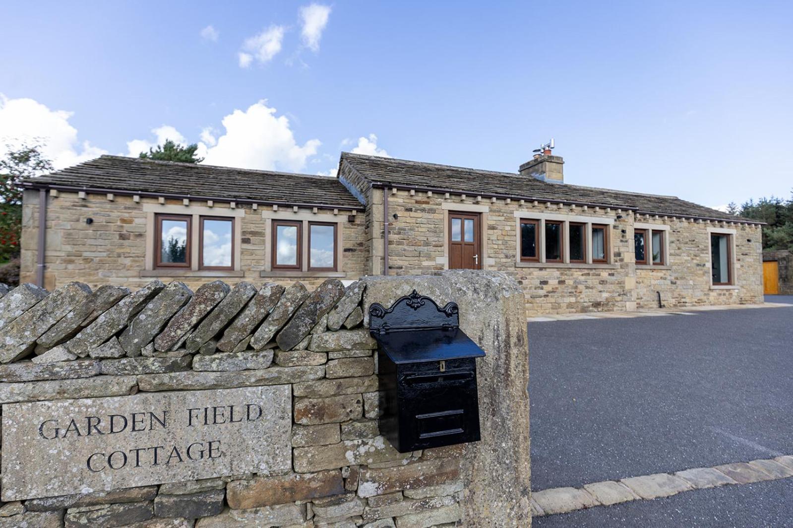 GARDEN FIELD COTTAGE - Spacious Holmbridge Home with Rolling Hill Views