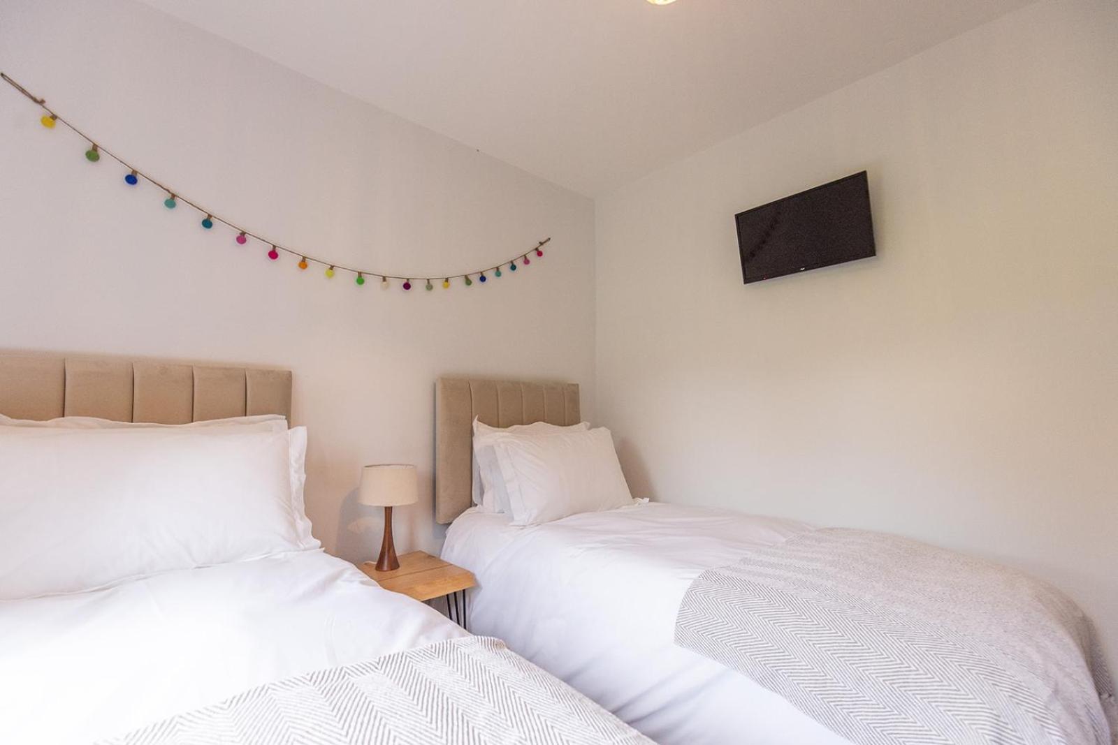 GARDEN FIELD COTTAGE - Spacious Holmbridge Home with Rolling Hill Views