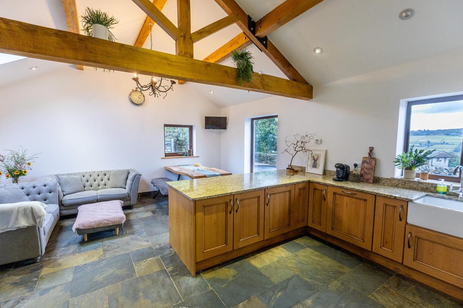 GARDEN FIELD COTTAGE - Spacious Holmbridge Home with Rolling Hill Views