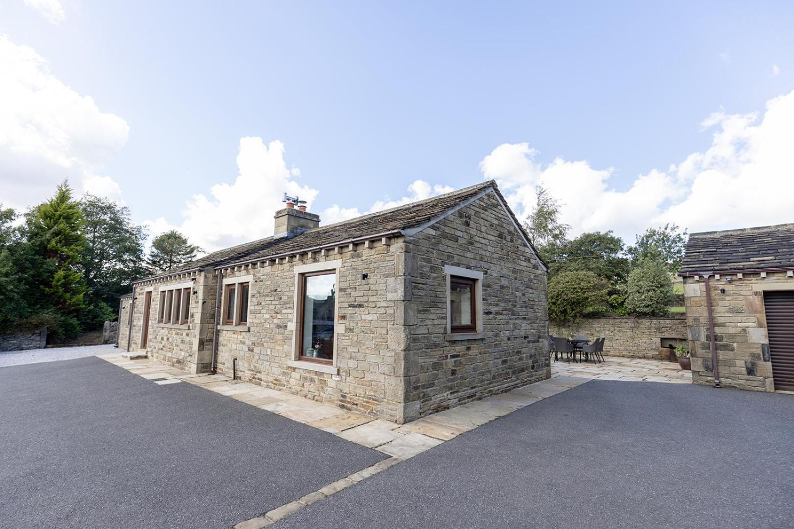 GARDEN FIELD COTTAGE - Spacious Holmbridge Home with Rolling Hill Views