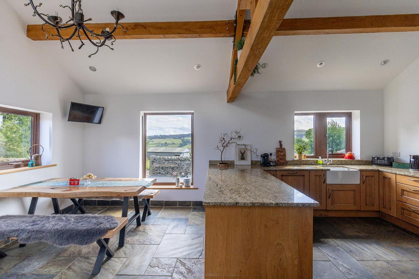 GARDEN FIELD COTTAGE - Spacious Holmbridge Home with Rolling Hill Views