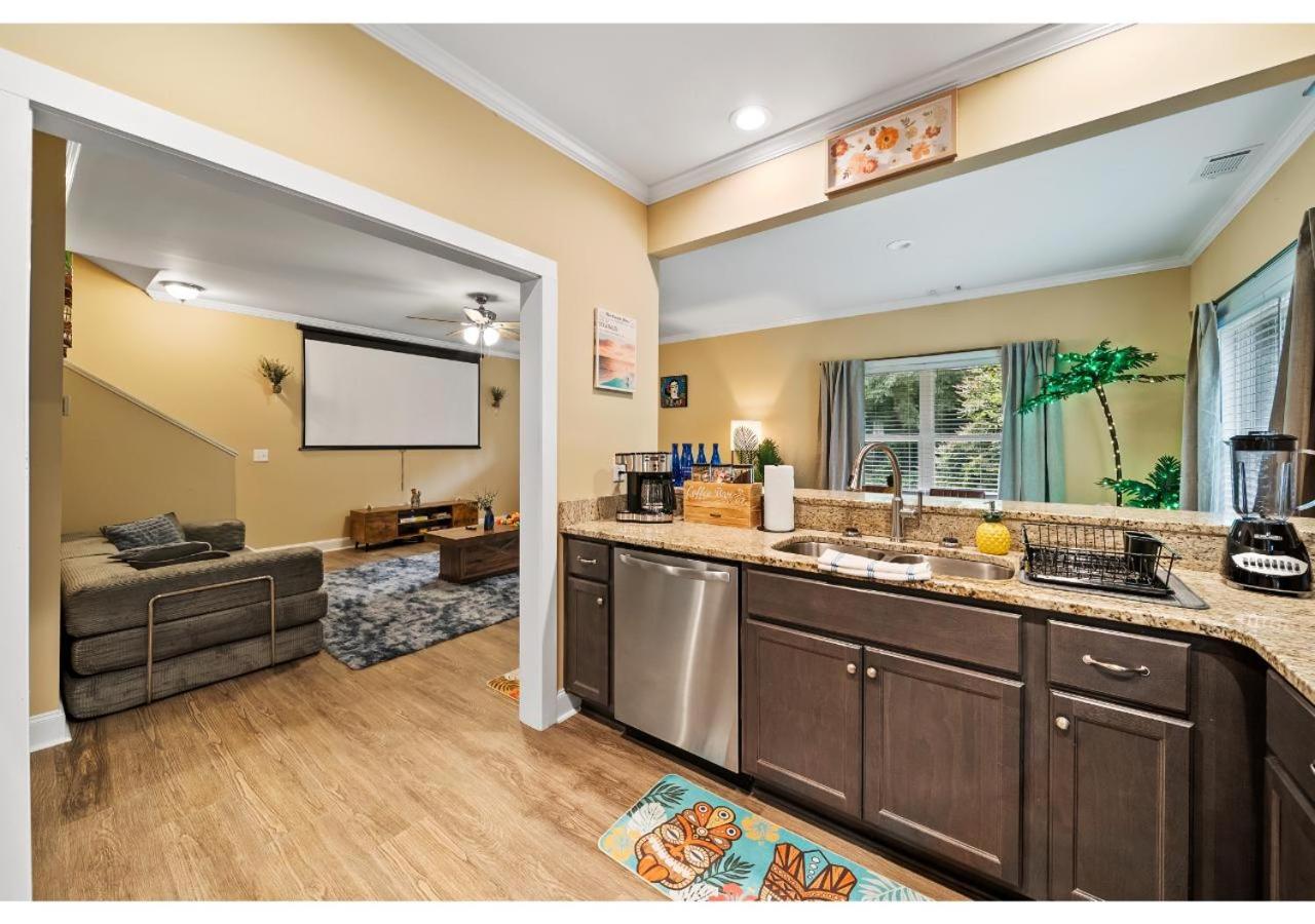 The Aloha House - Massage Chairs - 3 King Beds - Projector