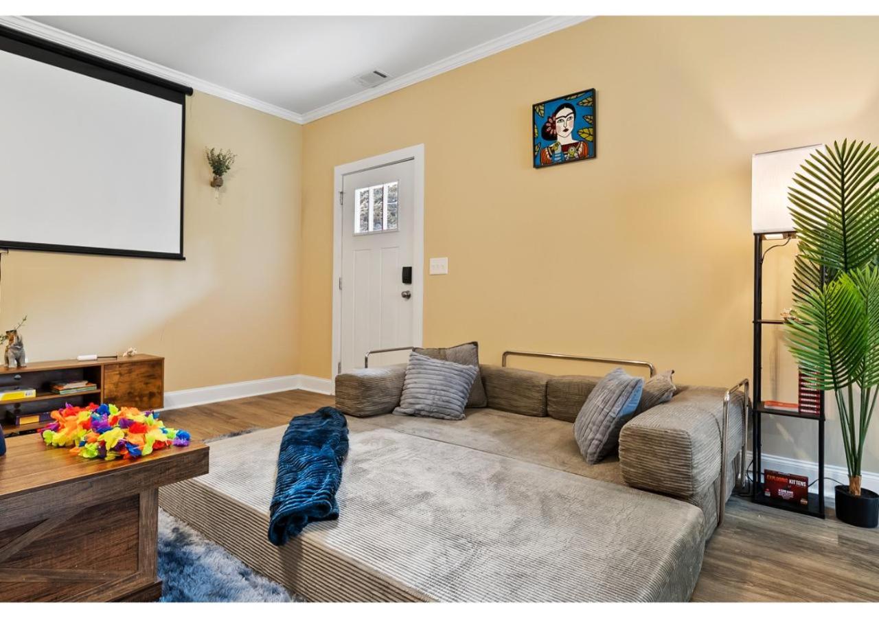 The Aloha House - Massage Chairs - 3 King Beds - Projector