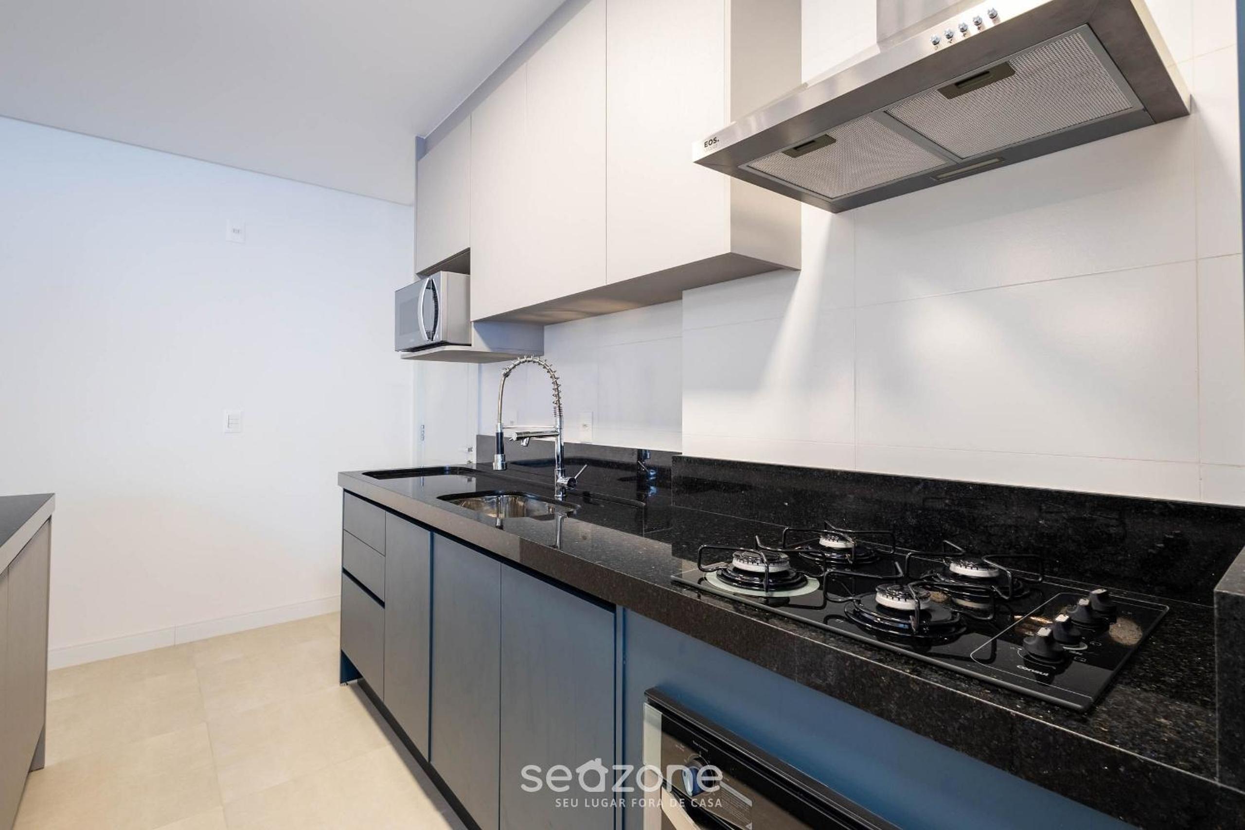 Apt w/ Gourmet Balcony 550m from the Beach LLE0204