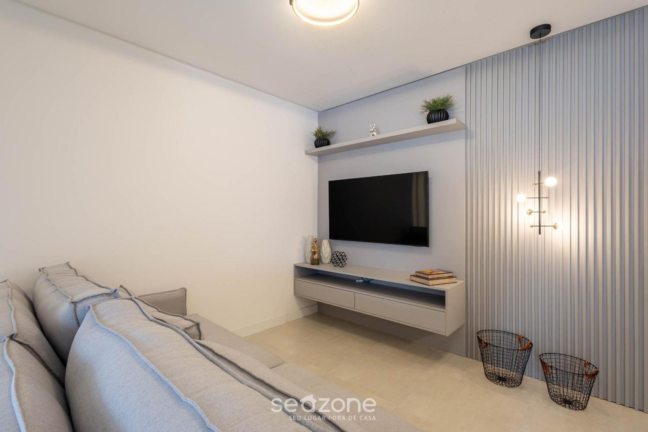 Apt w/ Gourmet Balcony 550m from the Beach LLE0204