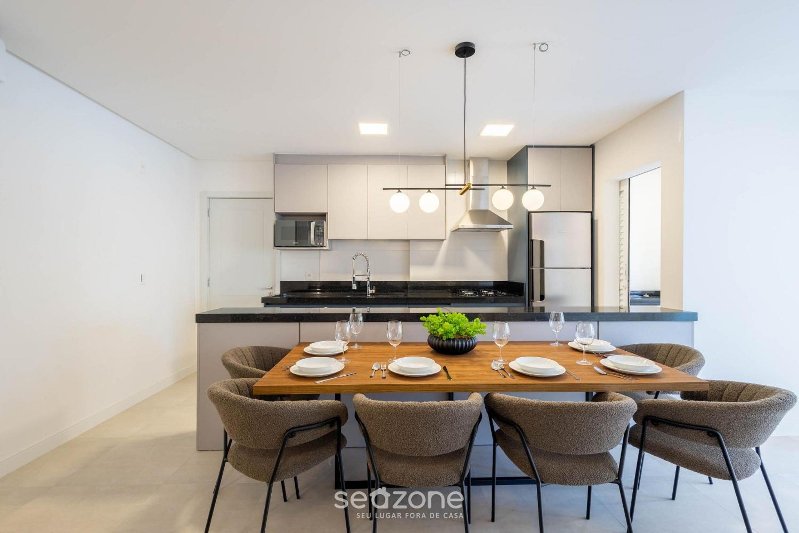 Apt w/ Gourmet Balcony 550m from the Beach LLE0204
