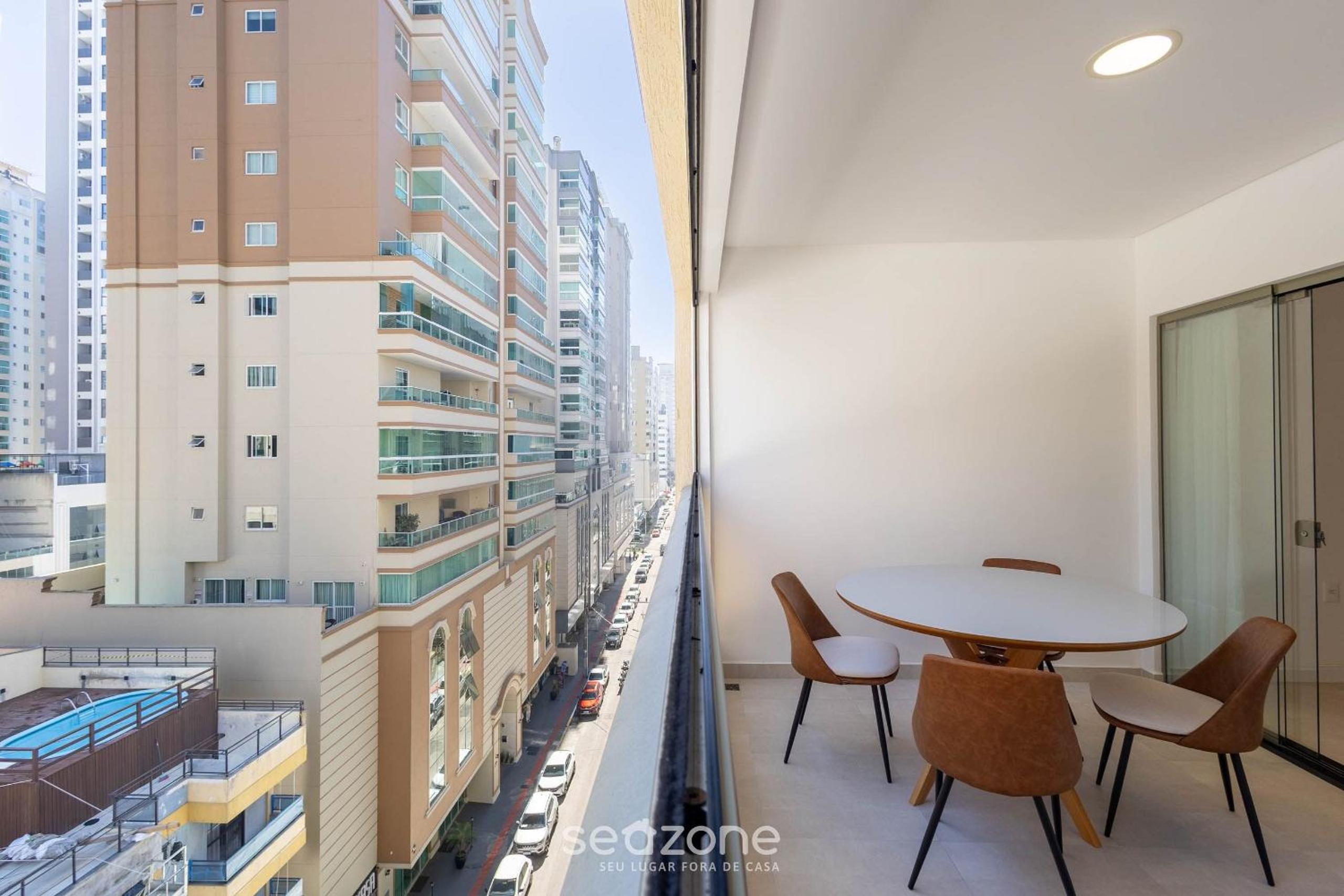 Apt w/ Gourmet Balcony 550m from the Beach LLE0204