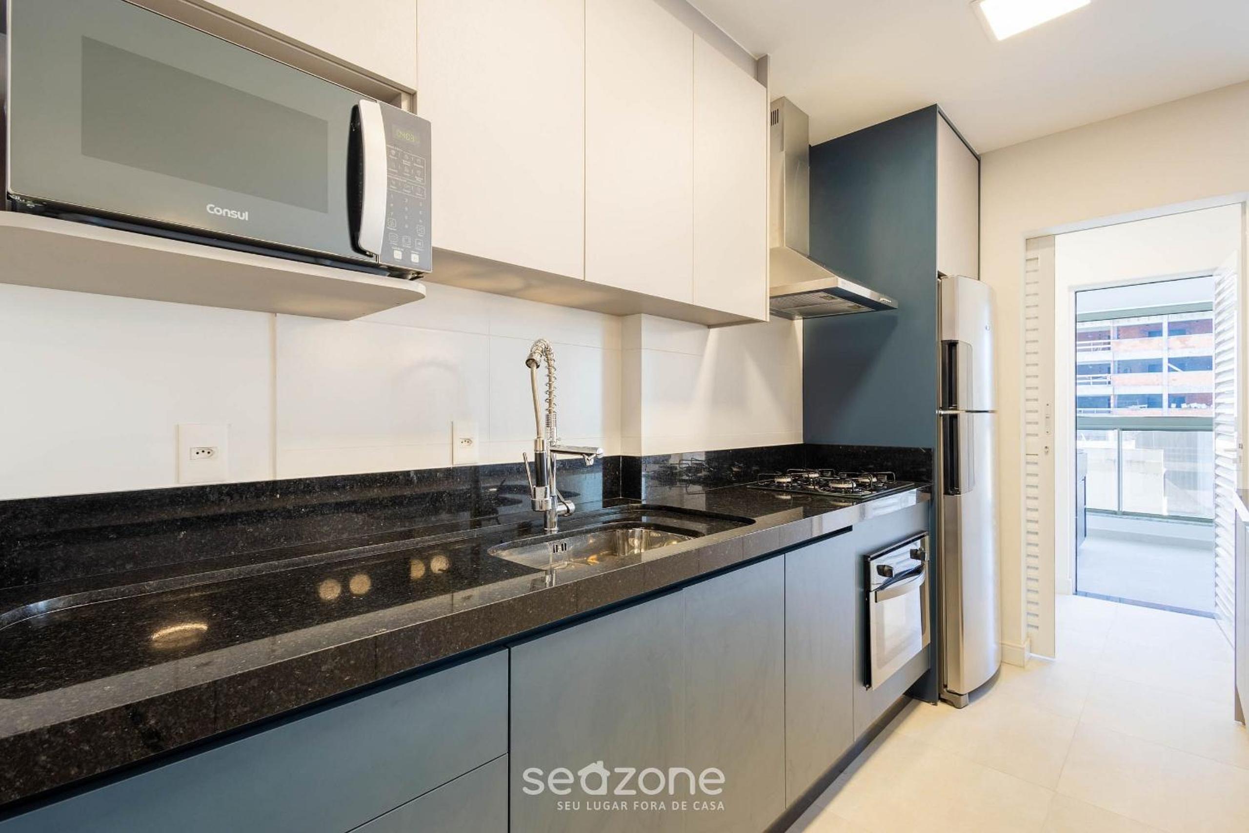 Apt w/ Gourmet Balcony 550m from the Beach LLE0204