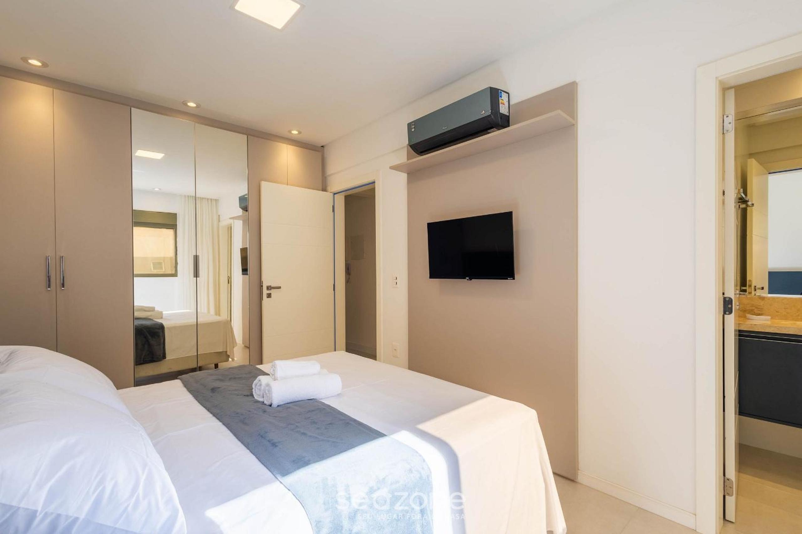 Apt w/ Gourmet Balcony 550m from the Beach LLE0204