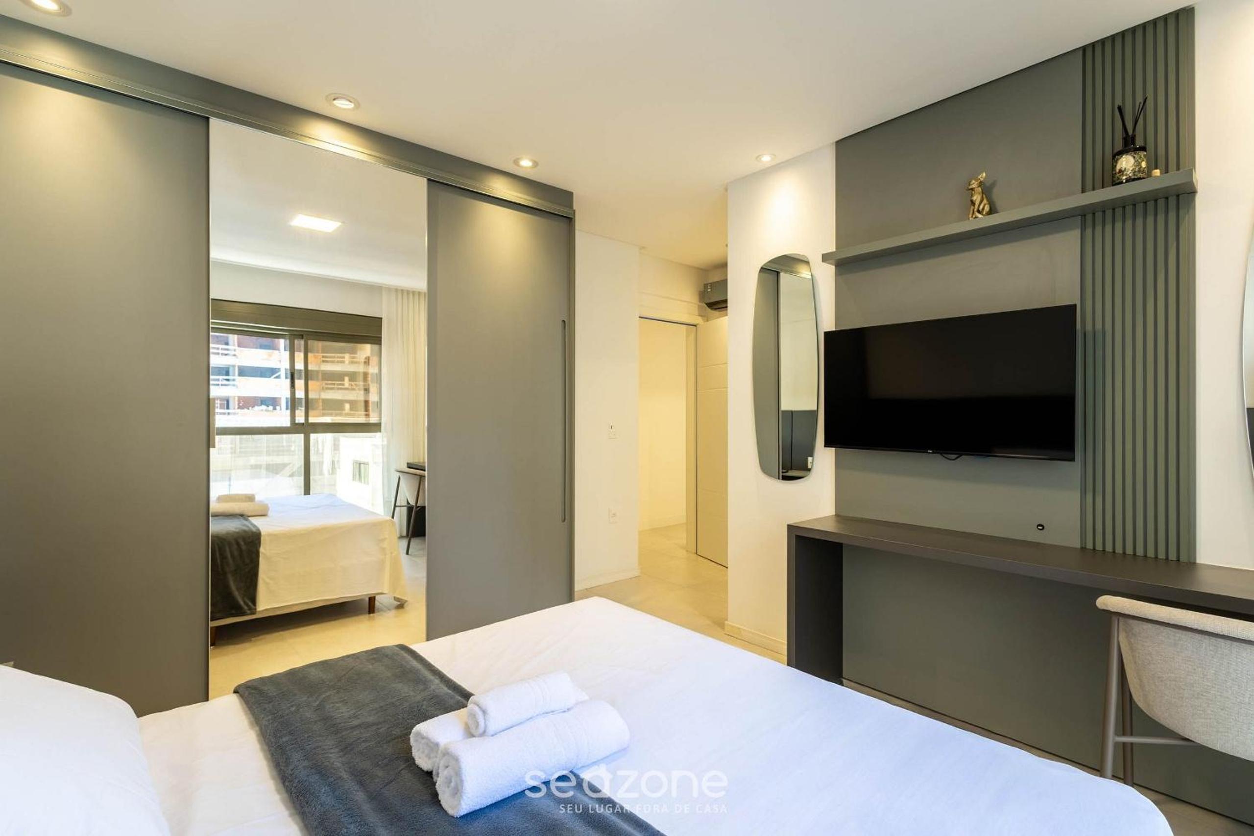 Apt w/ Gourmet Balcony 550m from the Beach LLE0204