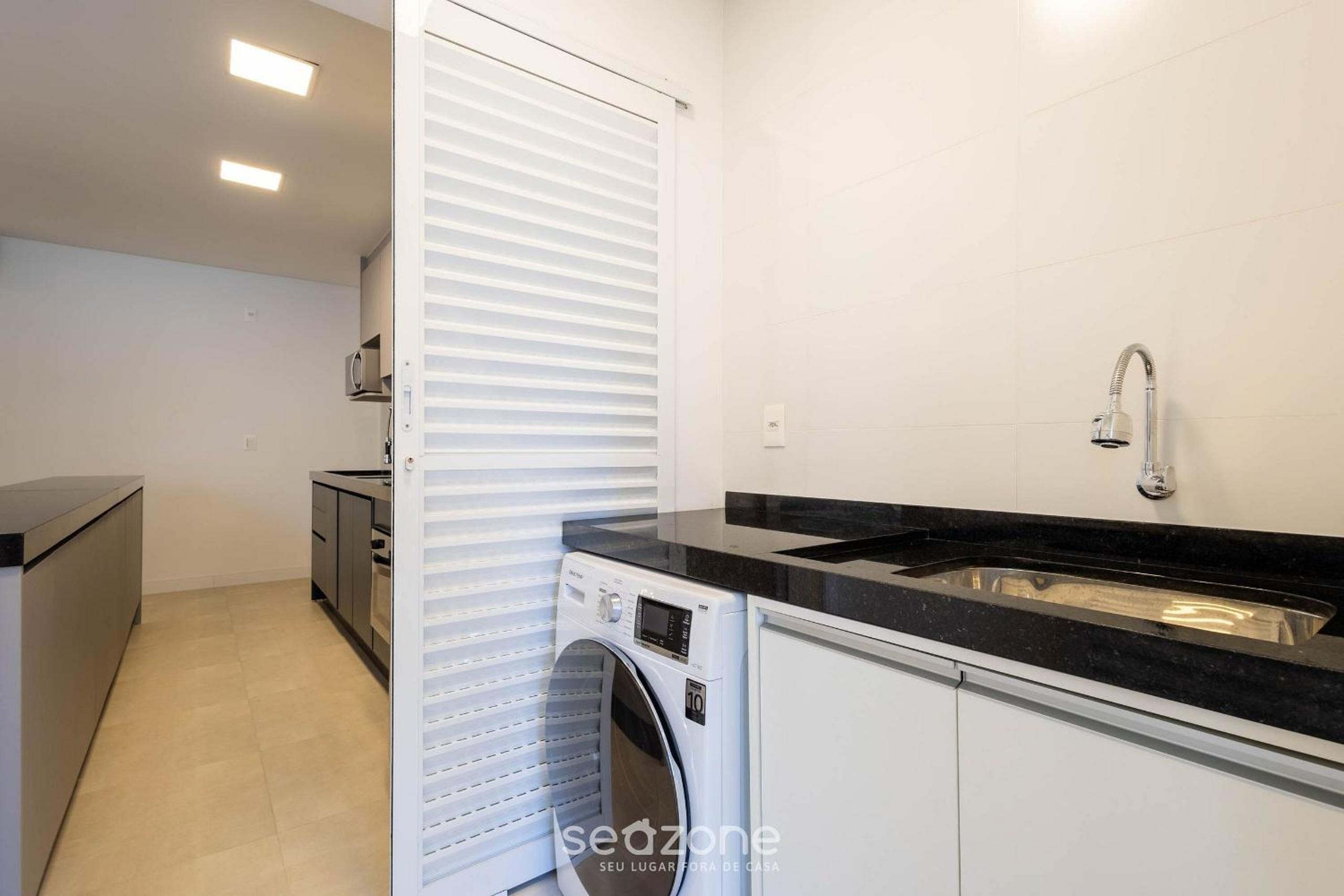 Apt w/ Gourmet Balcony 550m from the Beach LLE0204