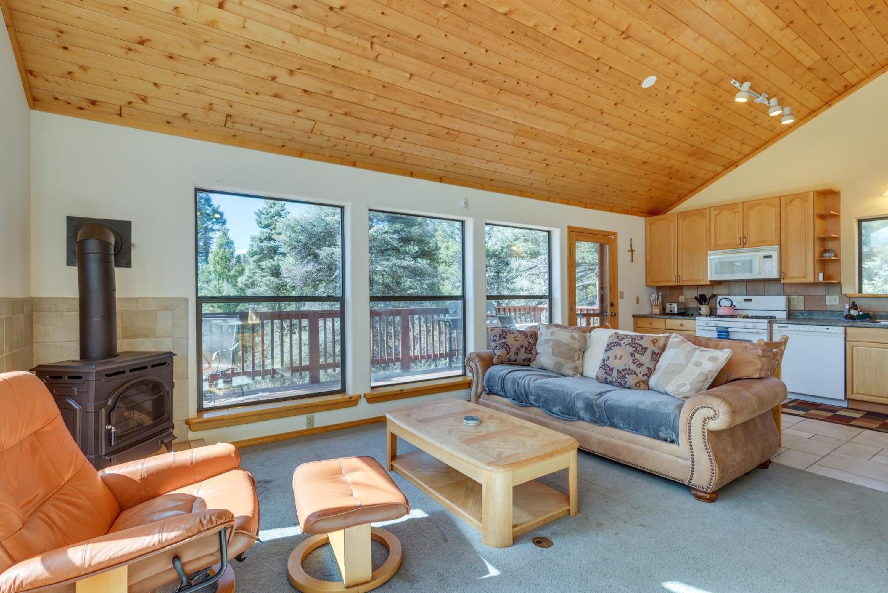 Mtn-View Deck Cabin Getaway in Angel Fire