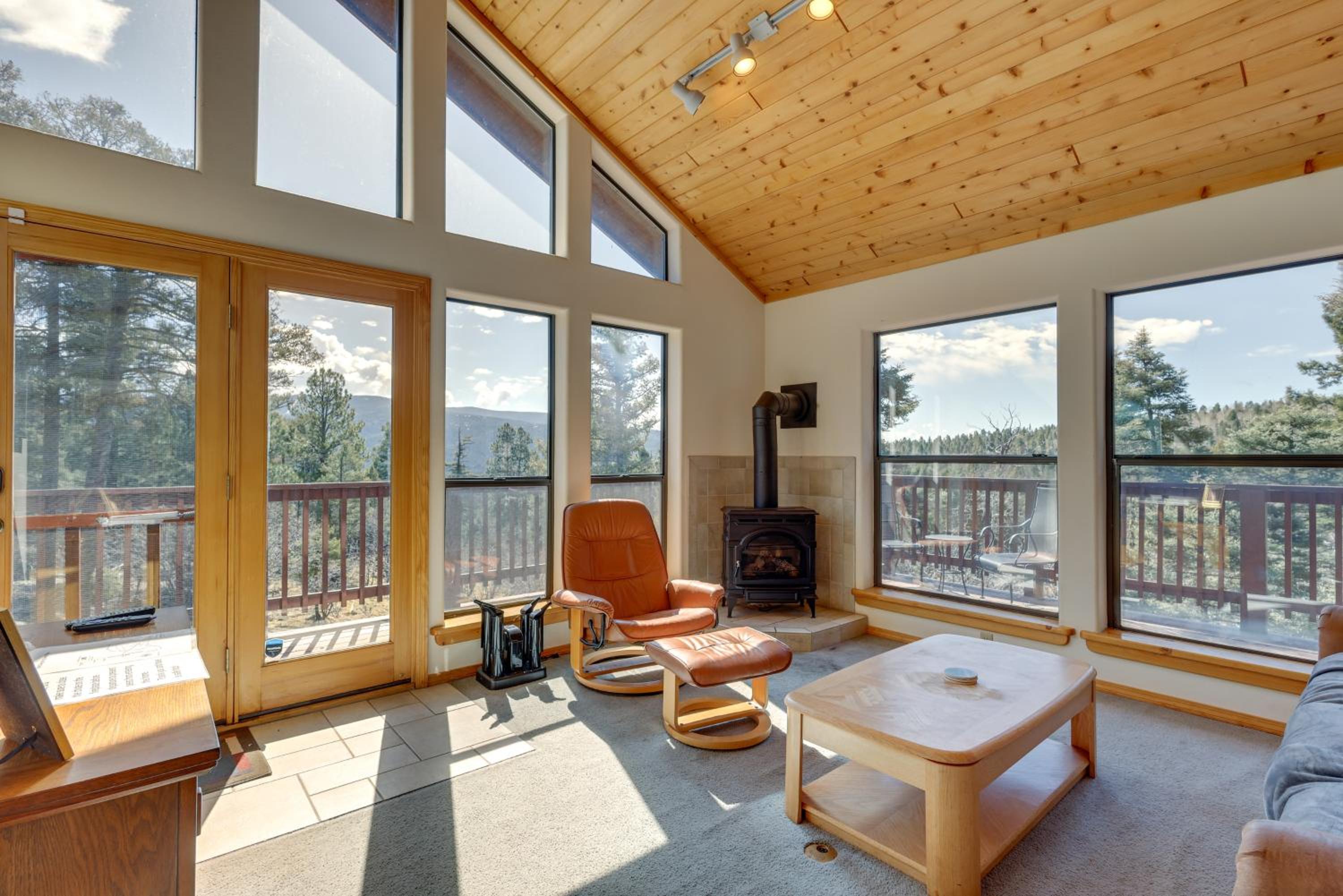 Mtn-View Deck Cabin Getaway in Angel Fire