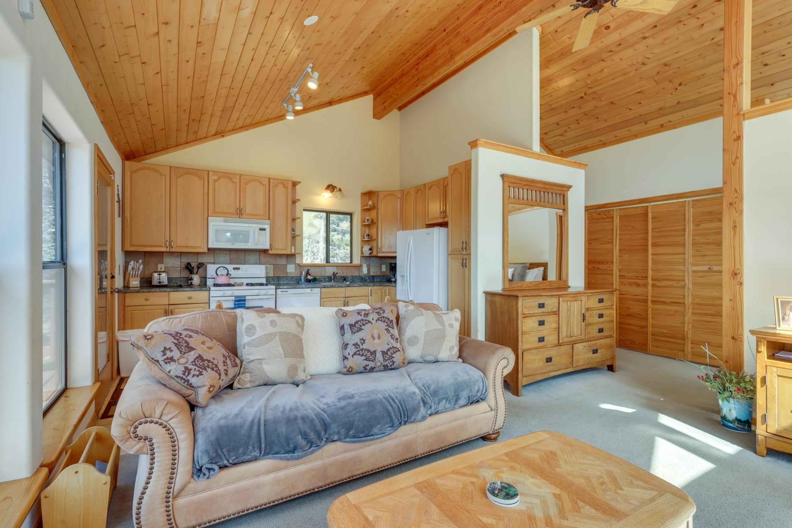 Mtn-View Deck Cabin Getaway in Angel Fire