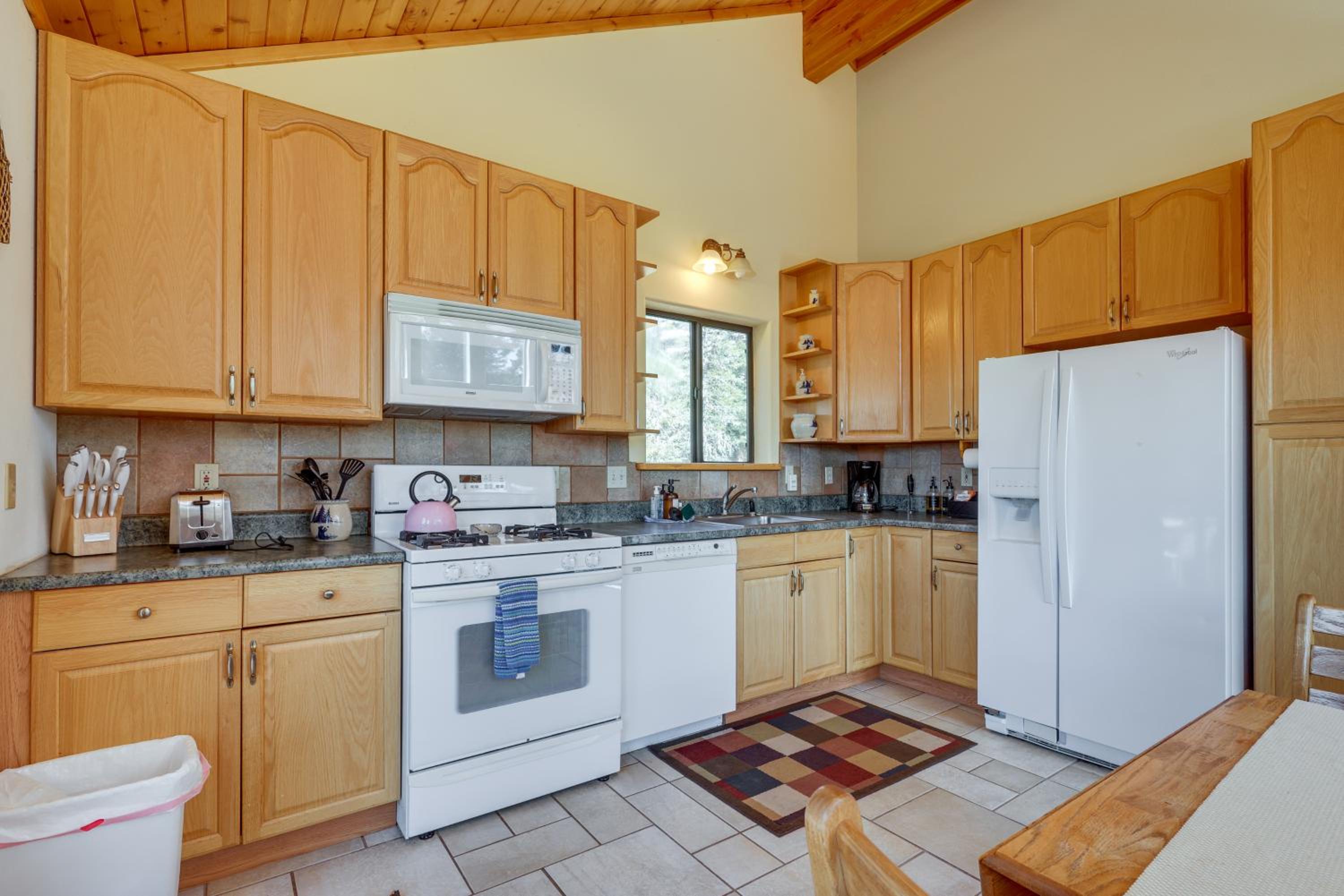 Mtn-View Deck Cabin Getaway in Angel Fire