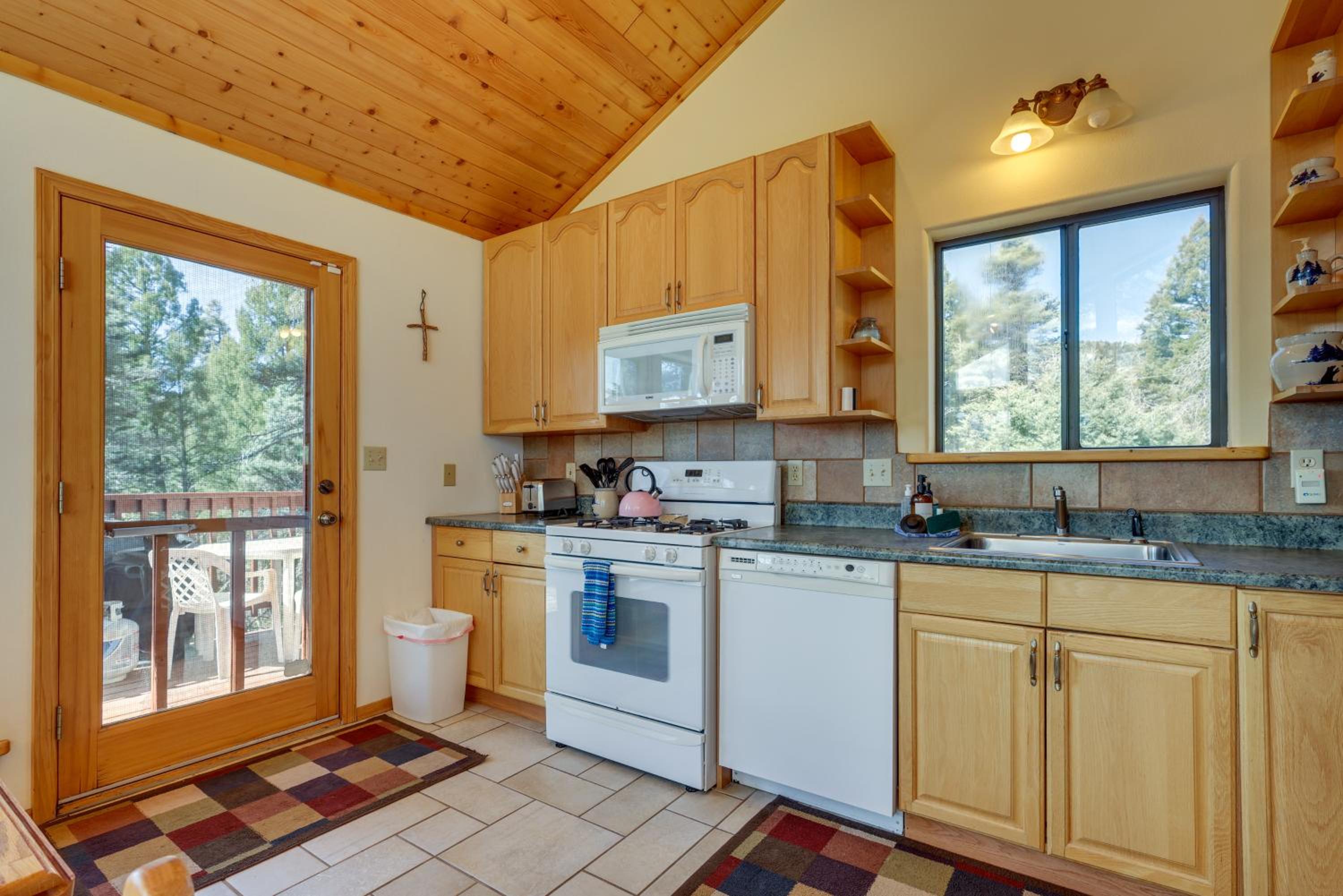 Mtn-View Deck Cabin Getaway in Angel Fire