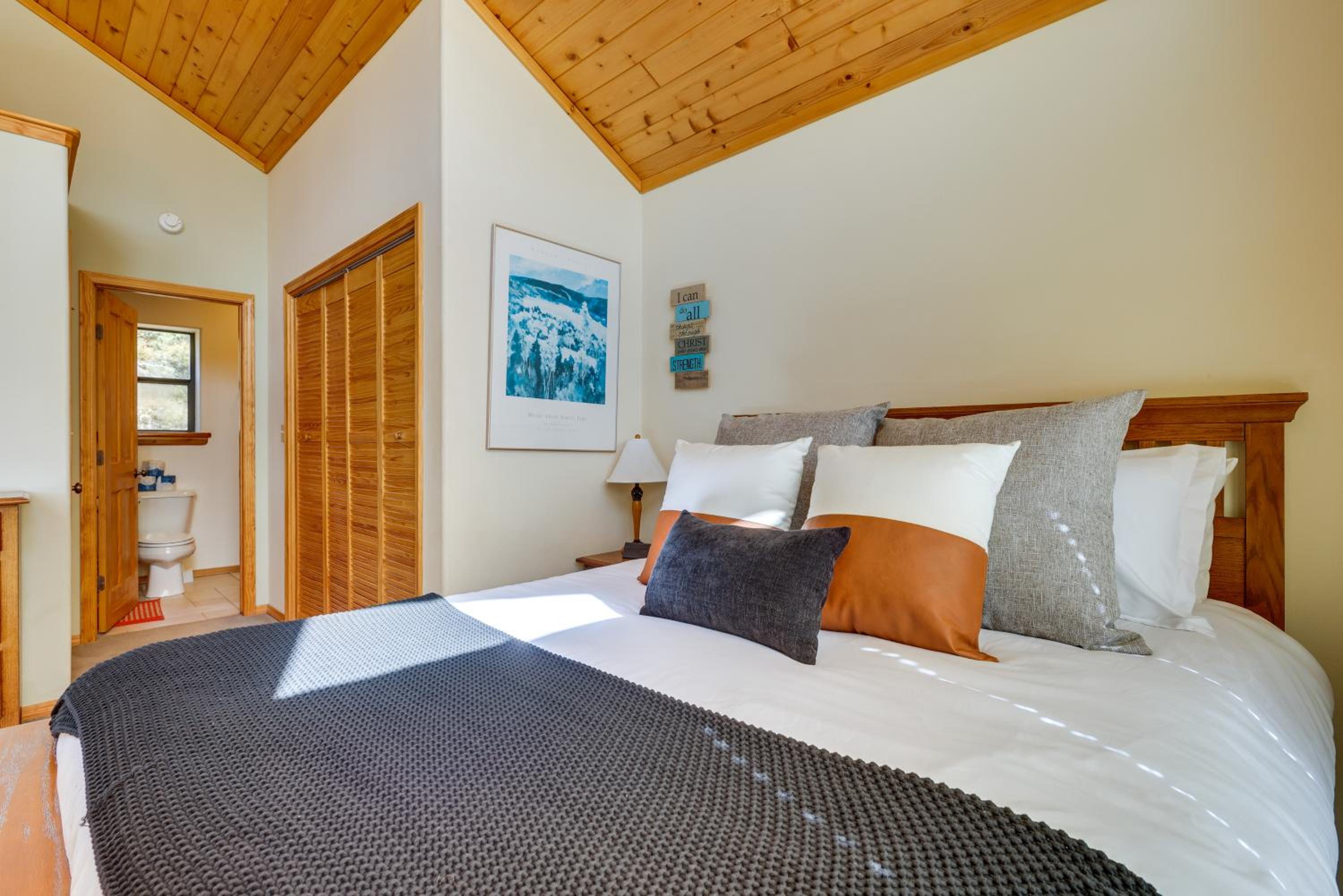Mtn-View Deck Cabin Getaway in Angel Fire