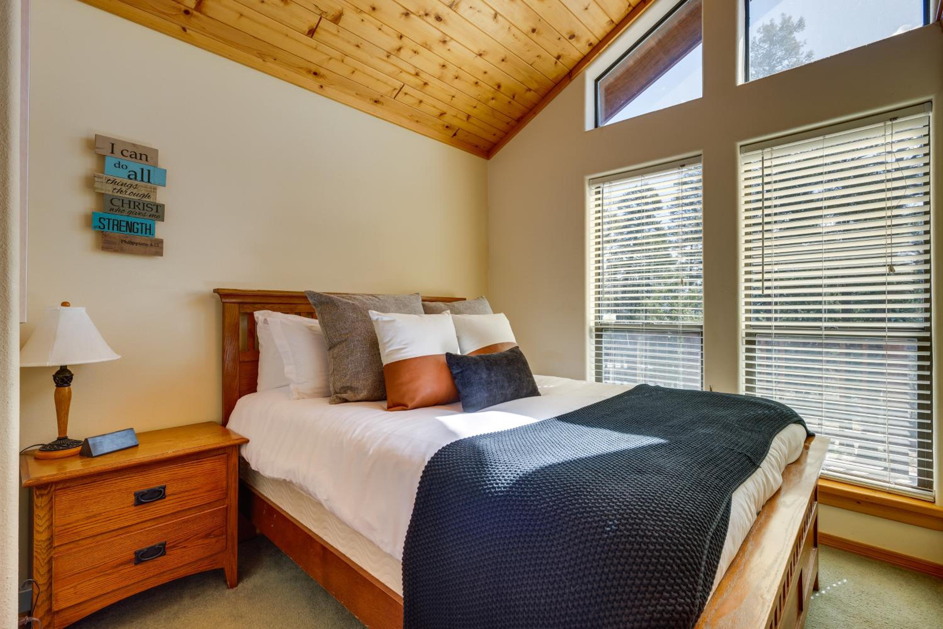 Mtn-View Deck Cabin Getaway in Angel Fire