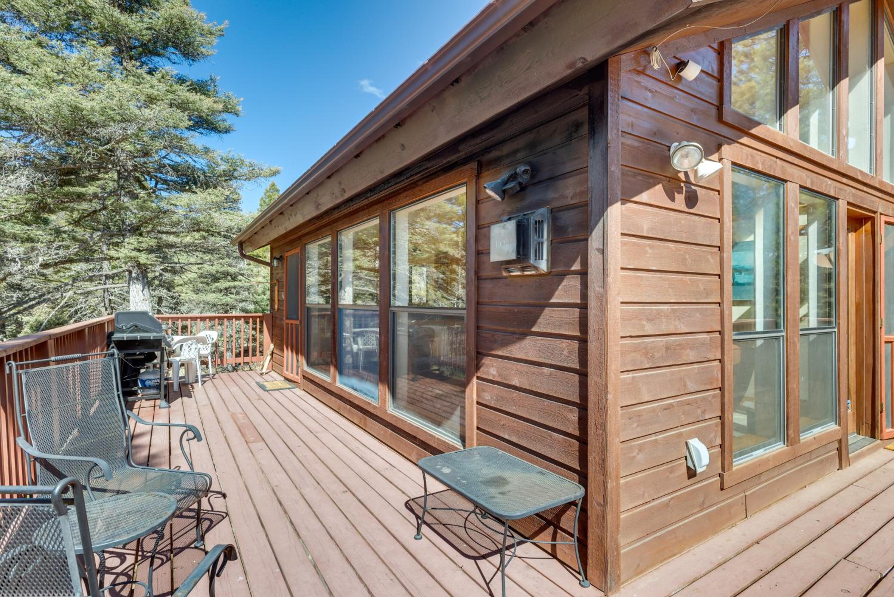 Mtn-View Deck Cabin Getaway in Angel Fire