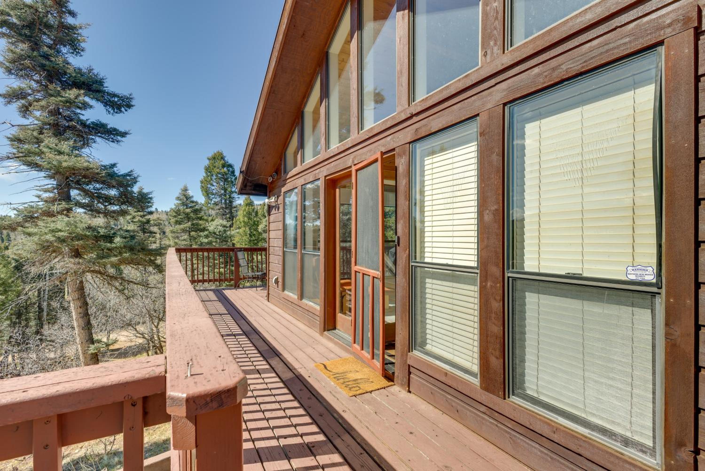 Mtn-View Deck Cabin Getaway in Angel Fire