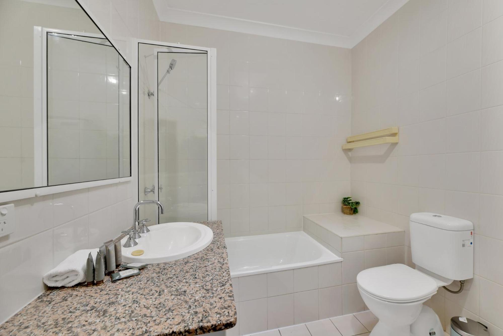 Tranquil 3-Bed Unit with Lush Garden Views