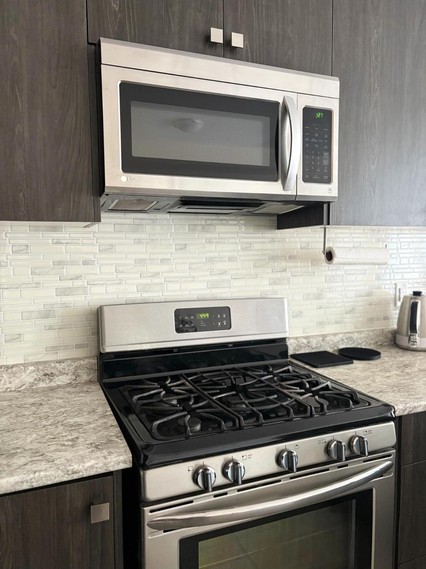 Central & Cozy 2BR Townhome with Free Parking, WiFi, Full Kitchen, Laundry, Steps to Strip Plaza & 5 Min Drive to Innisfil Beach Park! Perfect for Work Tri