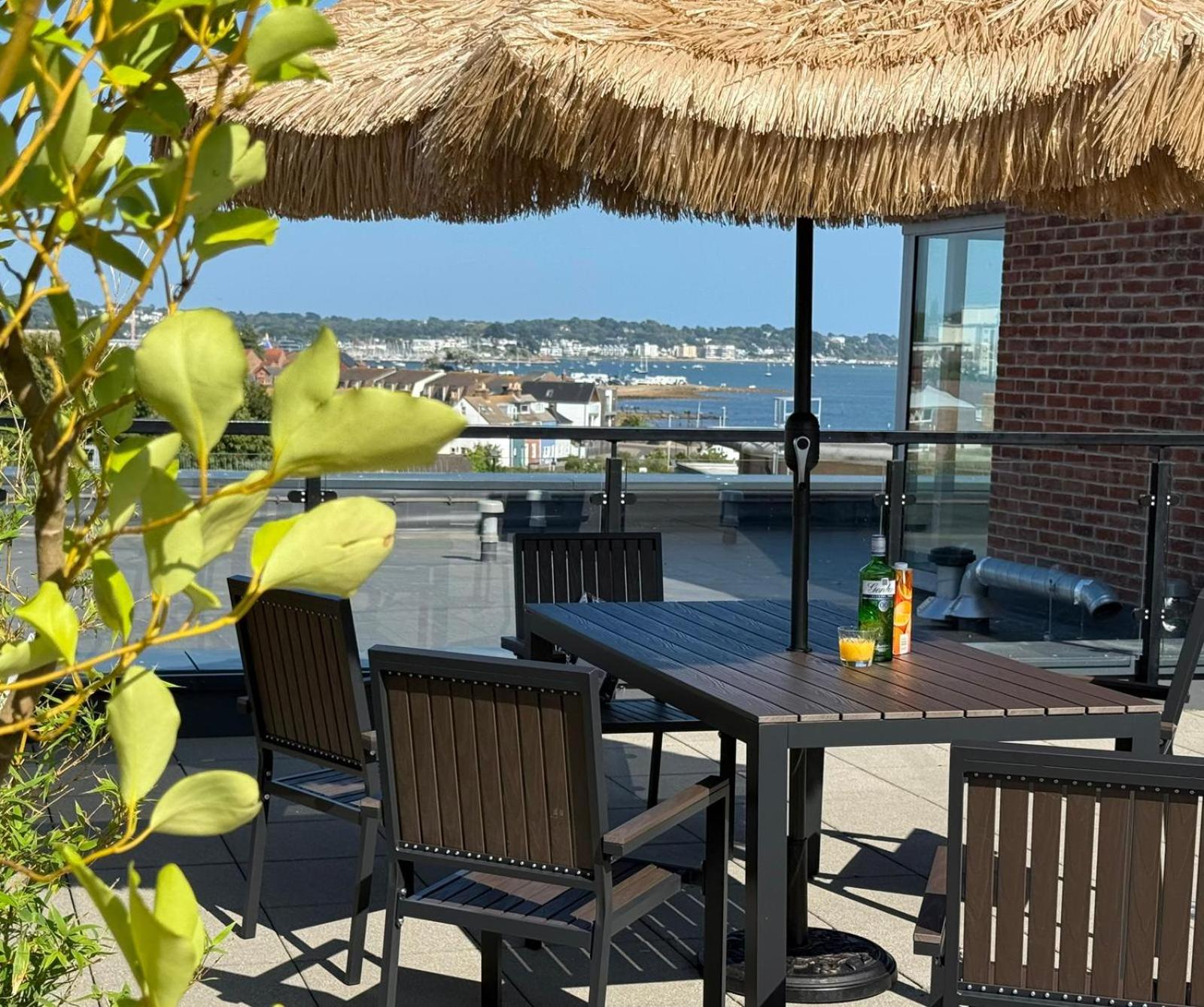 Poole Quay Seaside Escape-free parking 3 mins away