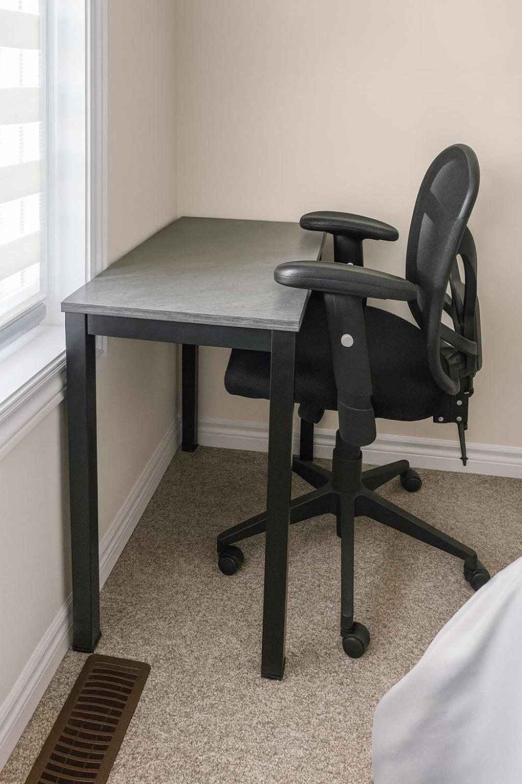 Central & Cozy 2BR Townhome with Free Parking, WiFi, Full Kitchen, Laundry, Steps to Strip Plaza & 5 Min Drive to Innisfil Beach Park! Perfect for Work Tri