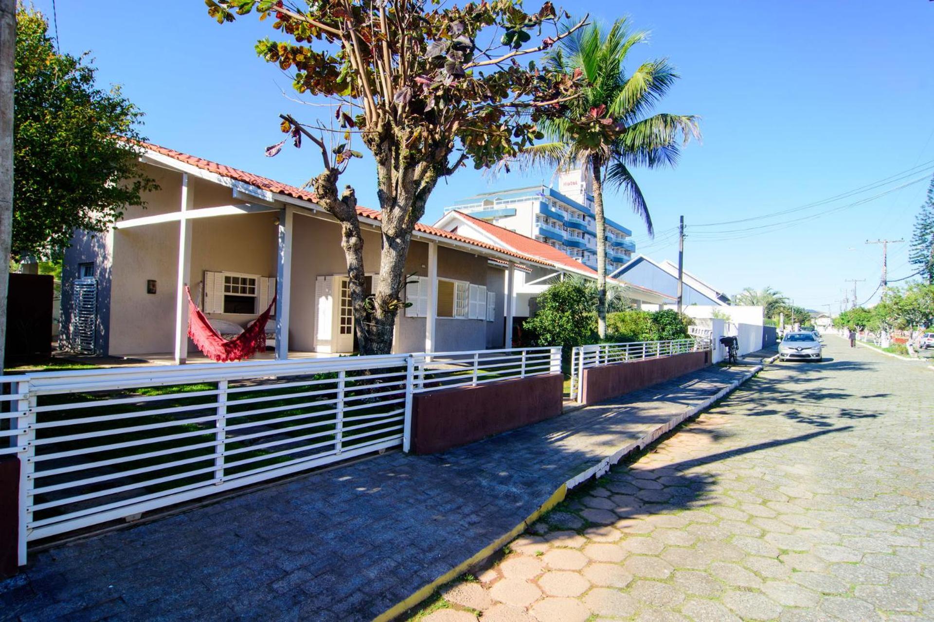Casa c/ar cond. rua da praia, cond. fechado HK0945