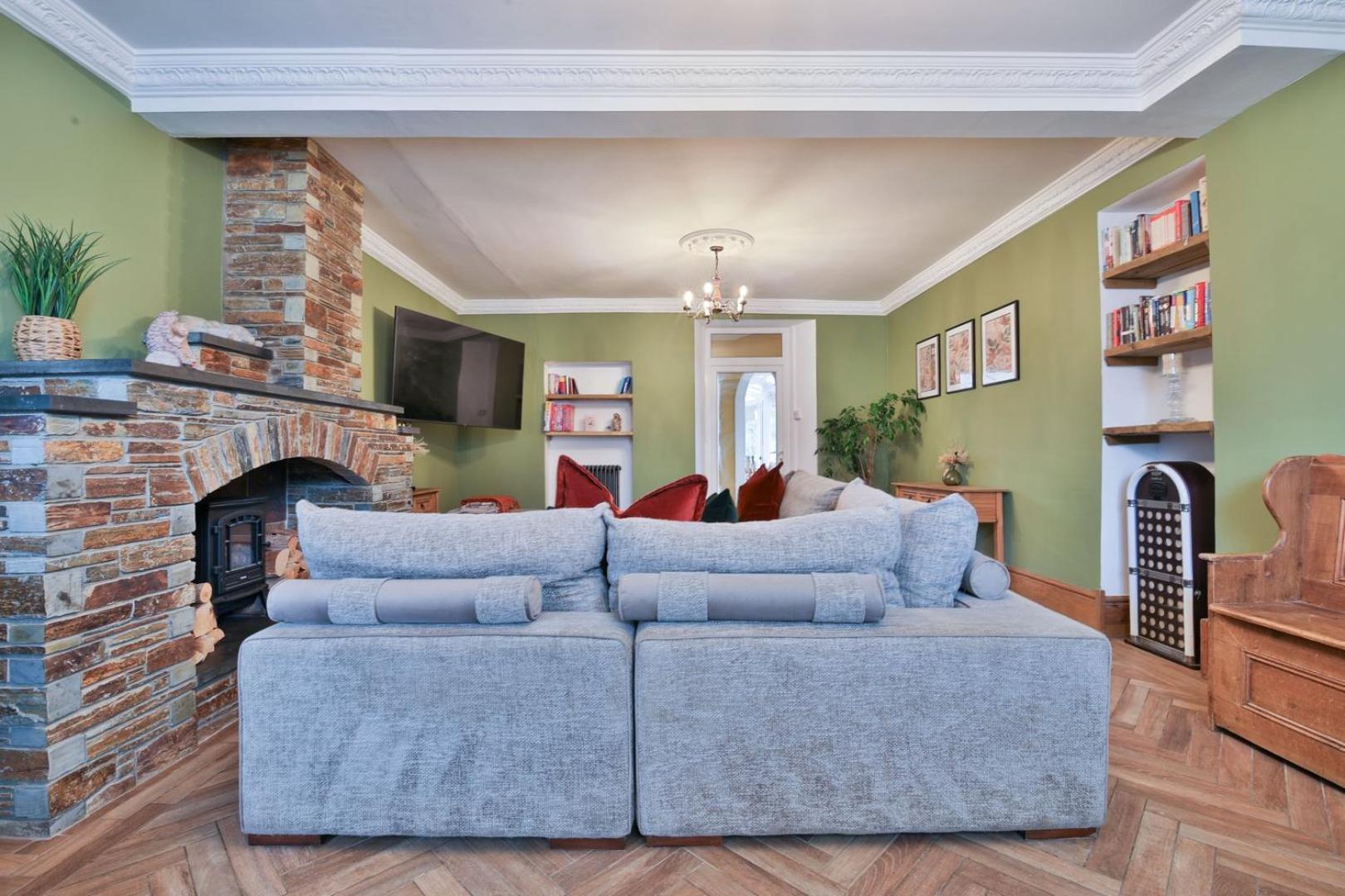The Family Nest – Swansea 4 Bedroom Retreat
